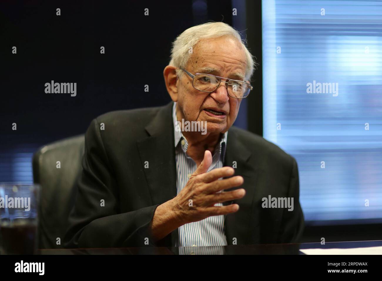 (190812) -- CHICAGO, 12. August 2019 -- Leo Melamed, emeritierter Vorstandsvorsitzender des globalen Marktunternehmens CME Group, erhält am 23. Juli 2019 ein Interview mit Xinhua in Chicago, USA. Ich bin im Grunde ein Optimist, Leo Melamed, emeritierter Vorsitzender des globalen Marktunternehmens CME Group, sagte Xinhua kürzlich in einem Interview über seine Sicht der Beziehung zwischen den USA und China. ZUM Interview: US-Finanzindustrie Veteran optimistisch über die Beziehungen zwischen den USA und China ) US-CHICAGO-LEO MELAMED-CHINA-INTERVIEW WangxPing PUBLICATIONxNOTxINxCHN Stockfoto