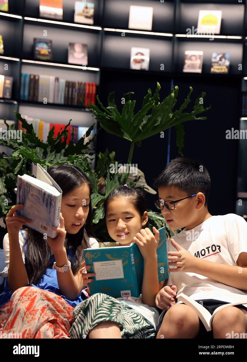 (190813) -- SHANGHAI, 13. August 2019 -- Kinder lesen Bücher im Duoyun Bookstore in Shanghai, Ostchina, 12. August 2019. Der Duoyun Bookstore in Shanghai wurde am Montag offiziell für die Öffentlichkeit geöffnet. Das Duoyun Bookstore befindet sich im 52. Stock des Shanghai Tower und bietet Lesern und Kunden mehr als 60.000 Bücher und eine einzigartige Leseumgebung in einer Höhe von 239 Metern. ) CHINA-SHANGHAI-DUOYUN BOOKSTORE (CN) LiuxYing PUBLICATIONxNOTxINxCHN Stockfoto