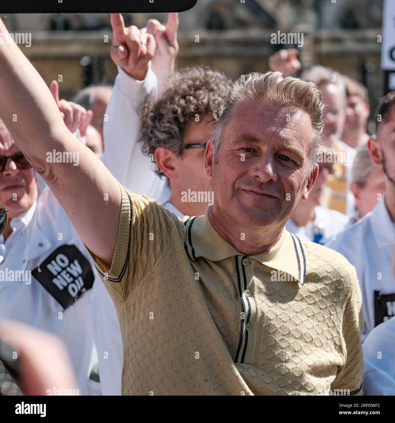 Parliament Square, London, Großbritannien. September 2023. Aktivisten wie TV Celebrity und Wildlife Presenter, Chris Packham und Jenny Jones, Baroness Jones von Moulsecoomb, versammeln sich in den Häusern des Parlaments, als der Abgeordnete nach der Sommerpause zurückkehrt, um gegen die Regierung zu protestieren, die neue Lizenzen für Öl- und Gasprojekte ausstellt. Credit Mark Lear / Alamy Live News Stockfoto