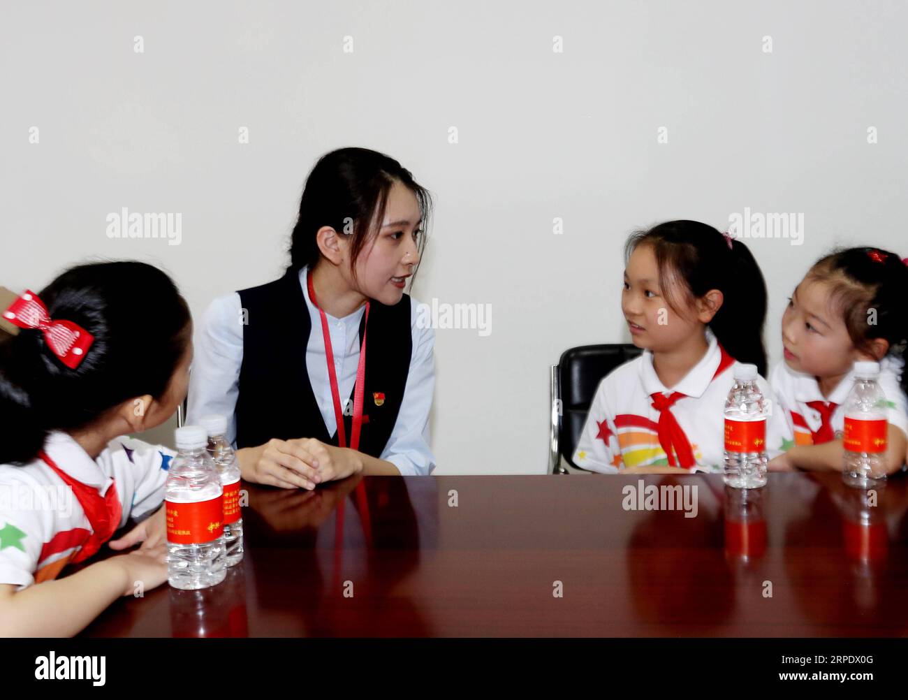 (190813) -- SHANGHAI, 13. August 2019 -- Mitarbeiter Sun Zongshan (2. L) kommuniziert mit jungen Reiseleitern an dem Ort, an dem der erste Nationalkongress der Kommunistischen Partei Chinas (CPC) 1921 im ostchinesischen Shanghai, 13. August 2019, stattfand. Acht Studenten werden als Leitfaden ausgewählt, um die Besucher während der Sommerferien als ihre soziale Praxis zu interpretieren. ) CHINA-SHANGHAI-YOUNG GUIDE (CN) LiuxYing PUBLICATIONxNOTxINxCHN Stockfoto