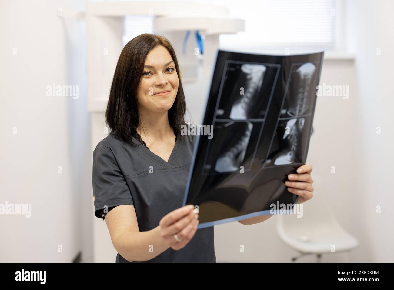 Arzt untersucht eine Röntgenaufnahme der Halswirbelsäule Stockfoto