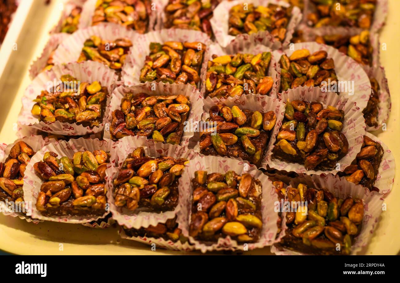 Türkische Köstlichkeiten und Süßigkeiten aus Honig und Nüssen Stockfoto