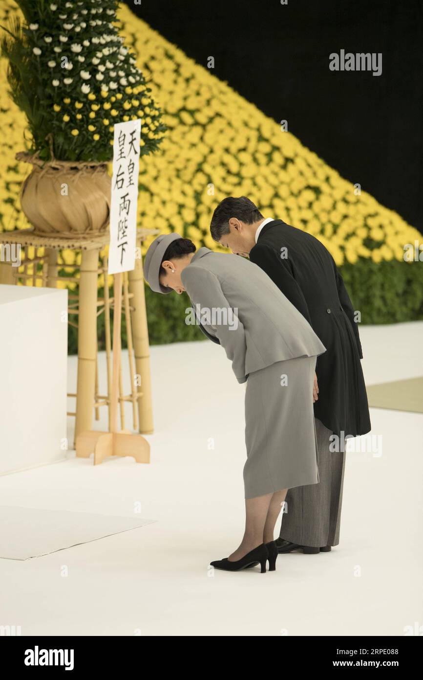 (190816) -- PEKING, 16. August 2019 -- Kaiser Naruhito und Kaiserin Masako nehmen an einer jährlichen Zeremonie Teil, um die während des Zweiten Weltkriegs in Tokio, Japan, am 15. August 2019, verloren gegangenen Leben zu betrauern. Japan feierte am Donnerstag den 74. Jahrestag seiner Kapitulation im Zweiten Weltkrieg, als Kaiser Naruhito seine tiefe Reue über Japans Kriegshandlungen zum Ausdruck brachte. XINHUA FOTOS DES TAGES DuxXiaoyi PUBLICATIONxNOTxINxCHN Stockfoto