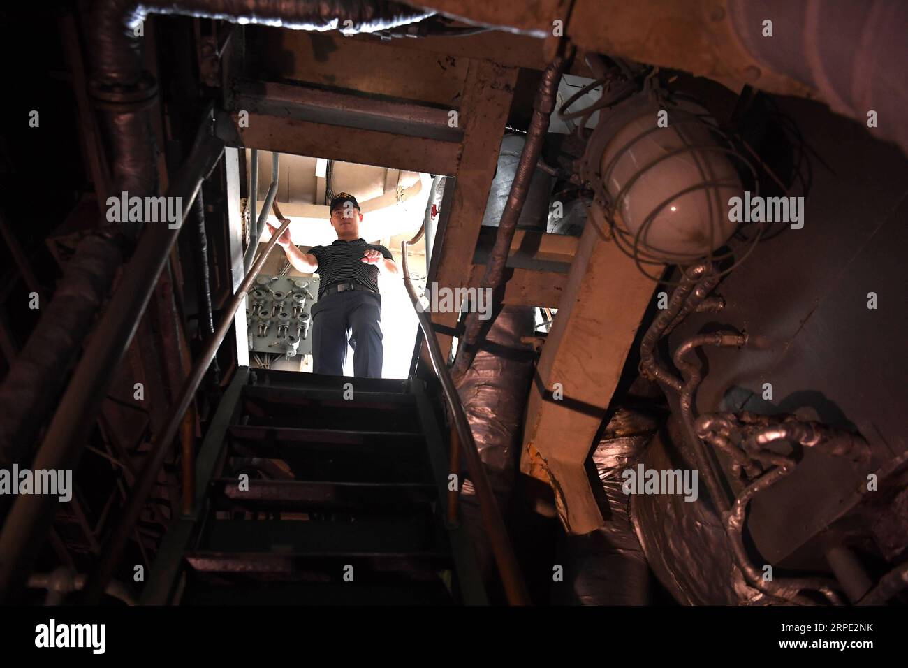 (190812) -- NANCHANG, 12. August 2019 -- Yang Shuangfeng führt Routinekontrolle auf DDG-163 Nanchang durch, einem stillgelegten Zerstörerschiff, das heute ein militärischer Freizeitpark ist, in Nanchang, der ostchinesischen Provinz Jiangxi, 8. August 2019. Nach der Stilllegung im September 2016 ist DDG-163 Nanchang, ein Typ 051-Raketenzerstörer der Volksbefreiungsarmee (PLA) Navy, eine Touristenattraktion in Nanchang, der Stadt, nach der es benannt wurde. Für Yang Shuangfeng, den letzten Chefingenieur der DDG-163, ist das Schiff eher ein Genosse als ein Touristenziel. Bei DDG-163 wen Stockfoto