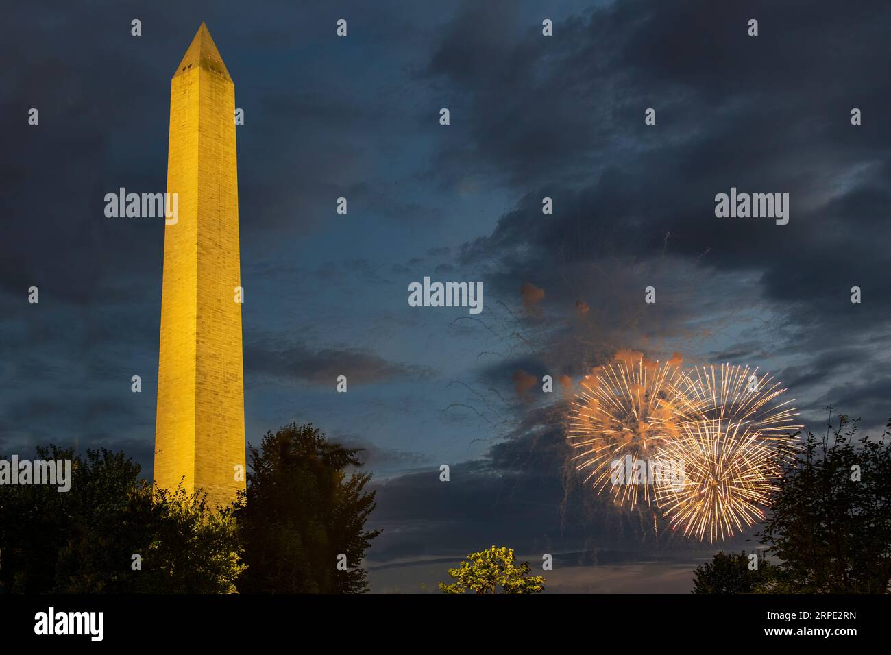 Washington DC, USA, 4. Juli 2023; beleuchteter Obelisk des Washington Monument bei Dämmerung während des Feuerwerks am 4. Juli Stockfoto