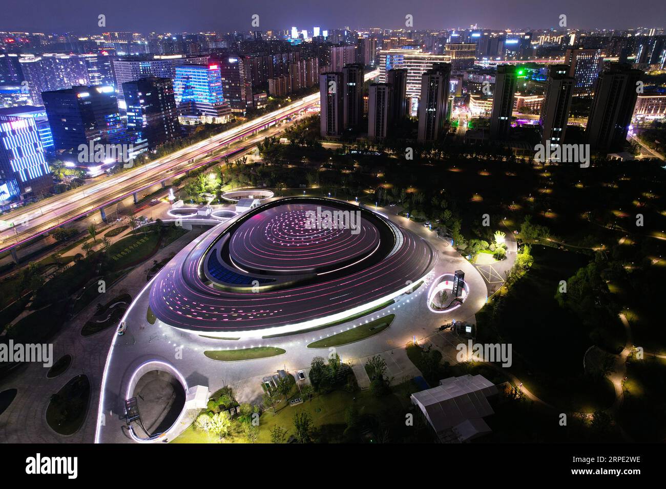 Hangzhou, China. September 2023. HANGZHOU, CHINA - 4. SEPTEMBER 2023 - ein Luftbild zeigt die Nachtlichter des Hangzhou Esports Center, das die Esports-Veranstaltungen der 19. Asiatischen Spiele in Hangzhou, Provinz Zhejiang, China, am 4. September 2023 ausrichten wird. (Foto: CFOTO/SIPA USA) Credit: SIPA US/Alamy Live News Stockfoto
