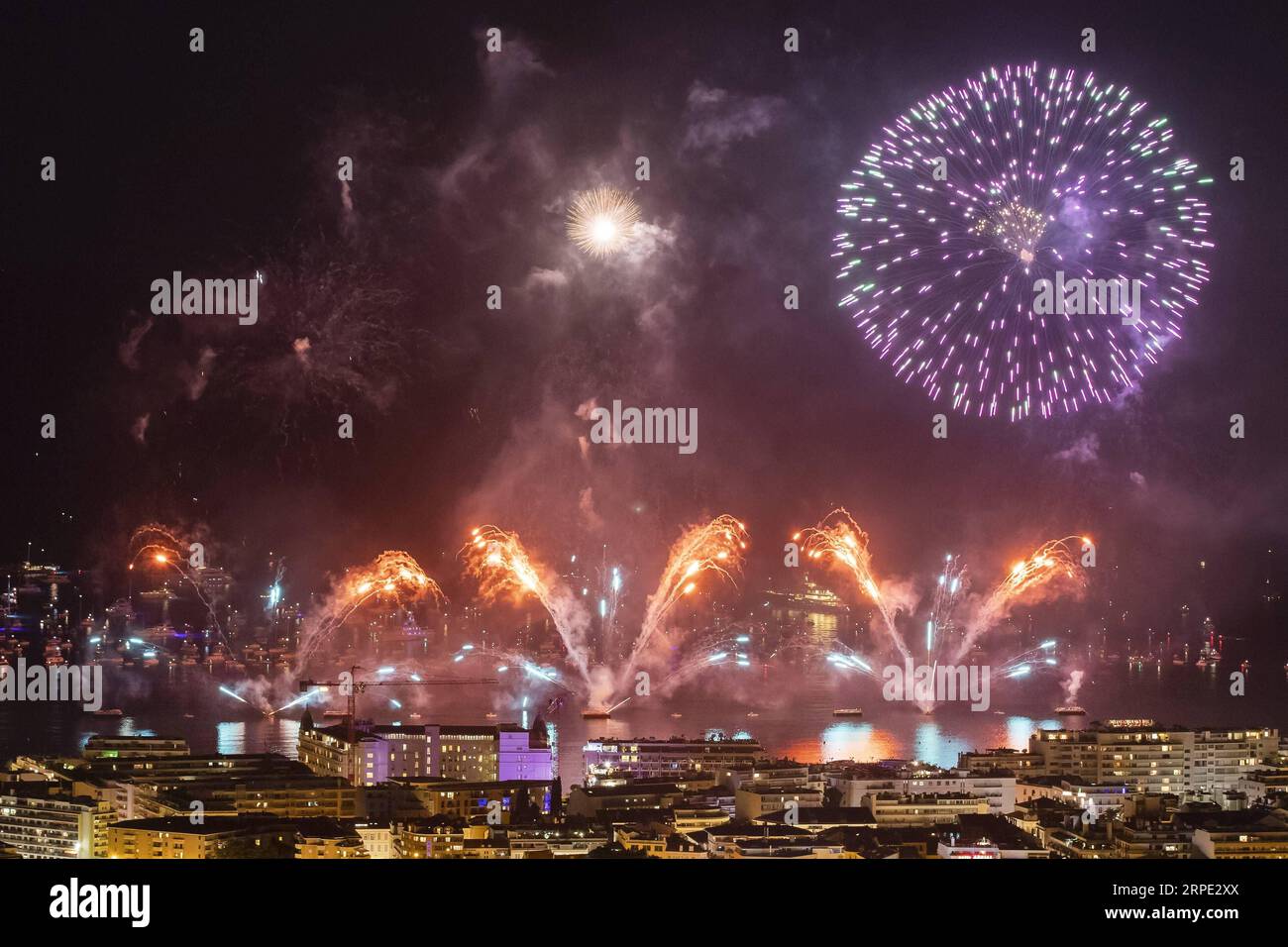 (190816) -- PARIS, 16. Aug. 2019 -- Feuerwerke werden über dem Hafen von Cannes während des Cannes Festival of Pyrotechnic Art in Frankreich, 15. Aug. 2019, 2019 gesehen. Das Cannes Festival of Pyrotechnic Art 2019 findet vom 14. Juli bis 24. August 2019 statt. Der Ursprung der Veranstaltung geht auf das Jahr 1967 zurück. (Foto: Syspeo.z/Xinhua) FRANKREICH-CANNES-PYROTECHNIC ART FESTIVAL GaoxJing PUBLICATIONxNOTxINxCHN Stockfoto