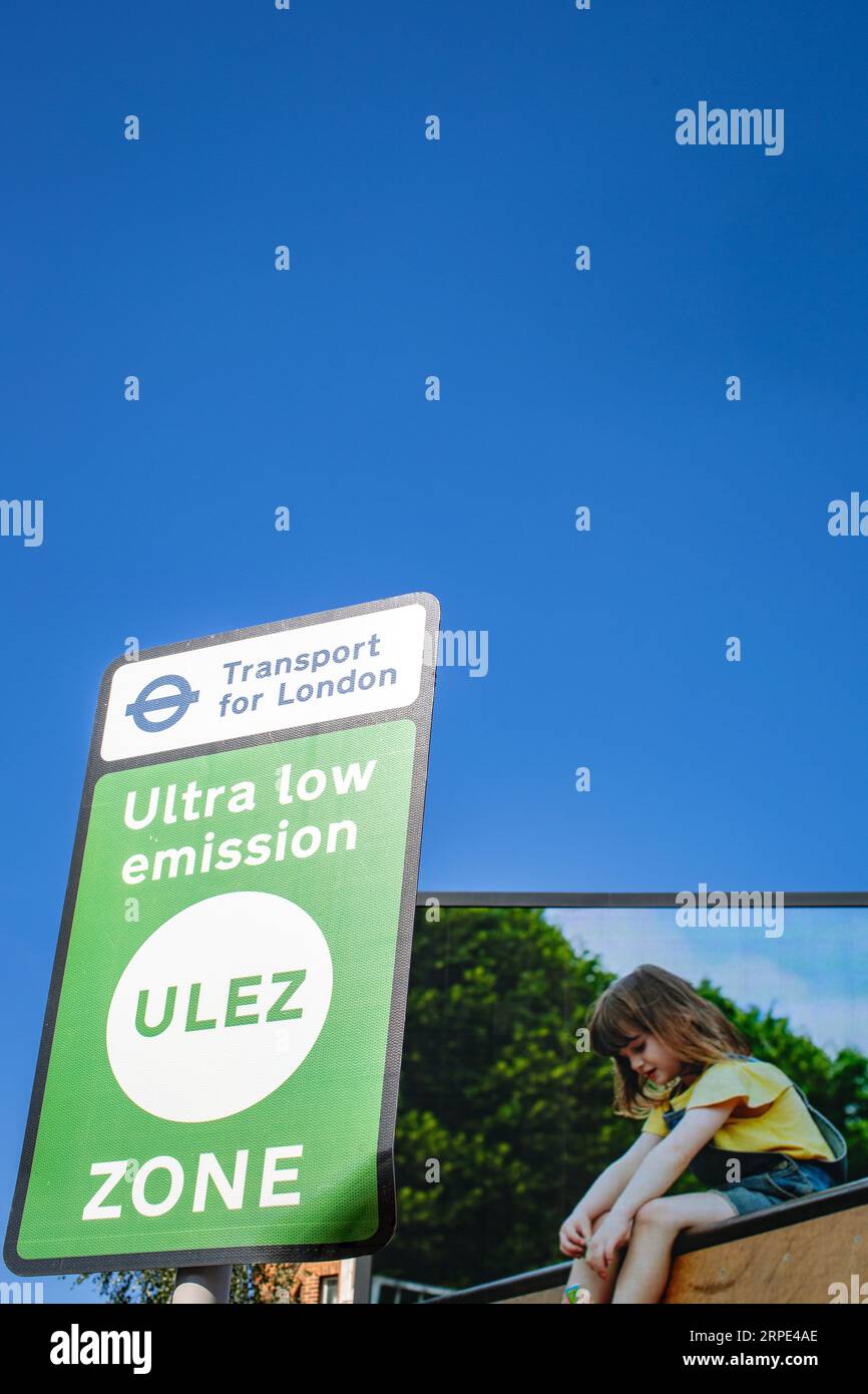 ULEZ-Zonenschild mit Verkehr im Hintergrund in Wandsworth, London, Vereinigtes Königreich Stockfoto