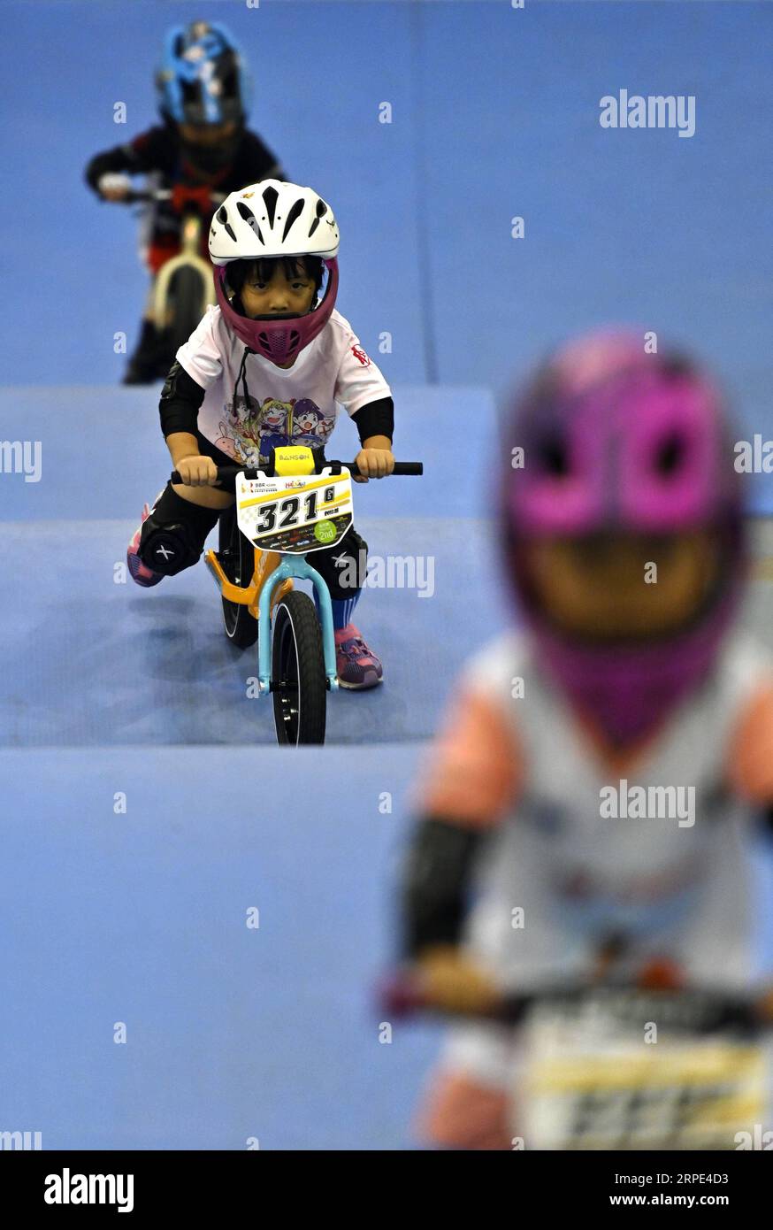 (190817) -- HAIKOU, 17. August 2019 -- Kinder reiten bei der Balance Bike Riders Asian Championship in Haikou, Provinz Hainan, 17. August 2019. ) (SP)CHINA-HAIKOU-BALANCE BIKE RIDERS ASIAN CHAMPIONSHIP (CN) GUOXCHENG PUBLICATIONXNOTXINXCHN Stockfoto