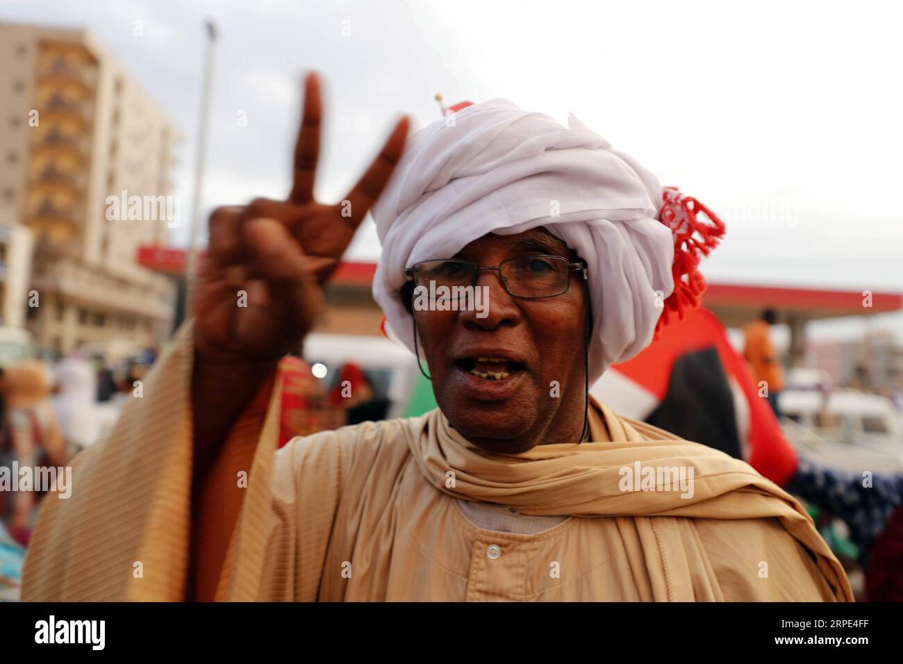 (190817) -- KHARTUM, 17. August 2019 -- Ein Sudanese feiert am 17. August 2019 die offizielle Unterzeichnung der politischen und verfassungsmäßigen Erklärungen zwischen dem Militärübergangsrat und der Oppositionsallianz für Freiheit und Wandel in Khartum, Sudan, der sudanesische Übergangsmilitärrat (TMC) und die Oppositionsallianz für Freiheit und Wandel unterzeichneten am Samstag offiziell die politischen und verfassungsrechtlichen Erklärungen zum Beginn der Übergangsregelung im Sudan. SUDAN-KHARTUM-ÜBERGANGSZEIT DOKUMENTE-UNTERSCHRIFTENFEIER MOHAMEDXKHIDIR PUBLICATIONXNOTXINXCHN Stockfoto