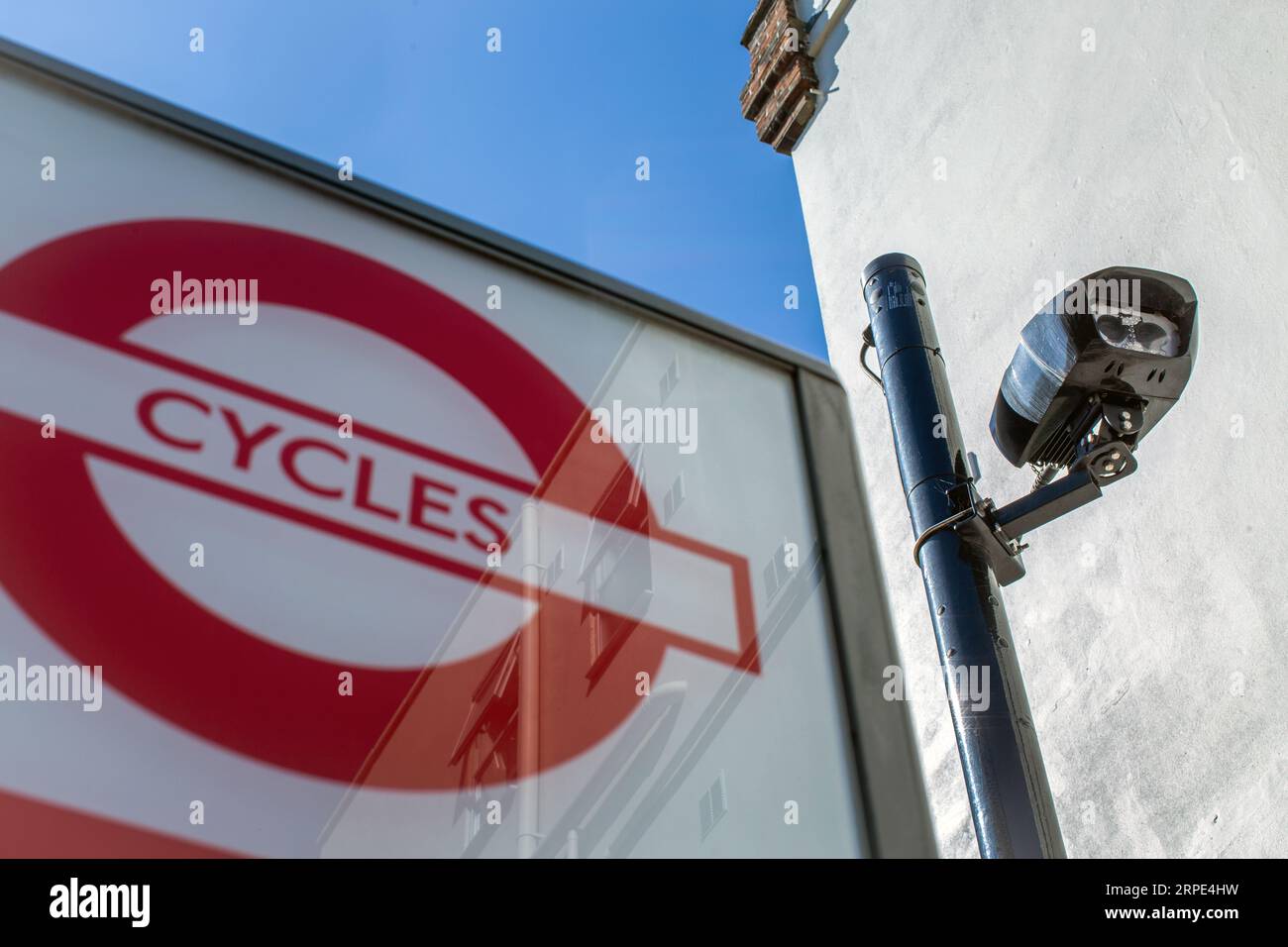 Eine Kamera, mit der Londons Ultra Low Emission Zone durchgesetzt wurde, mit Fahrradverleih-Schild in Central London, Großbritannien, Stockfoto