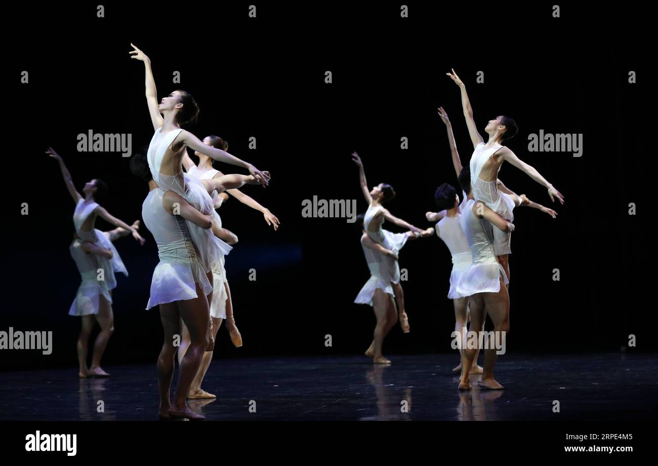 (190818) -- NEW YORK, 18. August 2019 -- Künstler treten während des Balletts Carmina Burana am 17. August 2019 im Lincoln Center in New York auf. Guangzhou Ballet, eine bekannte chinesische Truppe, gab am Samstagabend ihr Debüt in New York City im David H. Koch Theater im Lincoln Center und brachte über 1.800 Zuschauern das chinesische Ballett der Spitzenklasse. Mit einer Kombination aus westlichen und orientalischen Ballettstilen präsentierte Guangzhou Ballet zwei Produktionen in einer Show. ) U.S.-NEW YORK-CHINA-BALLETT Qinxlang PUBLICATIONxNOTxINxCHN Stockfoto