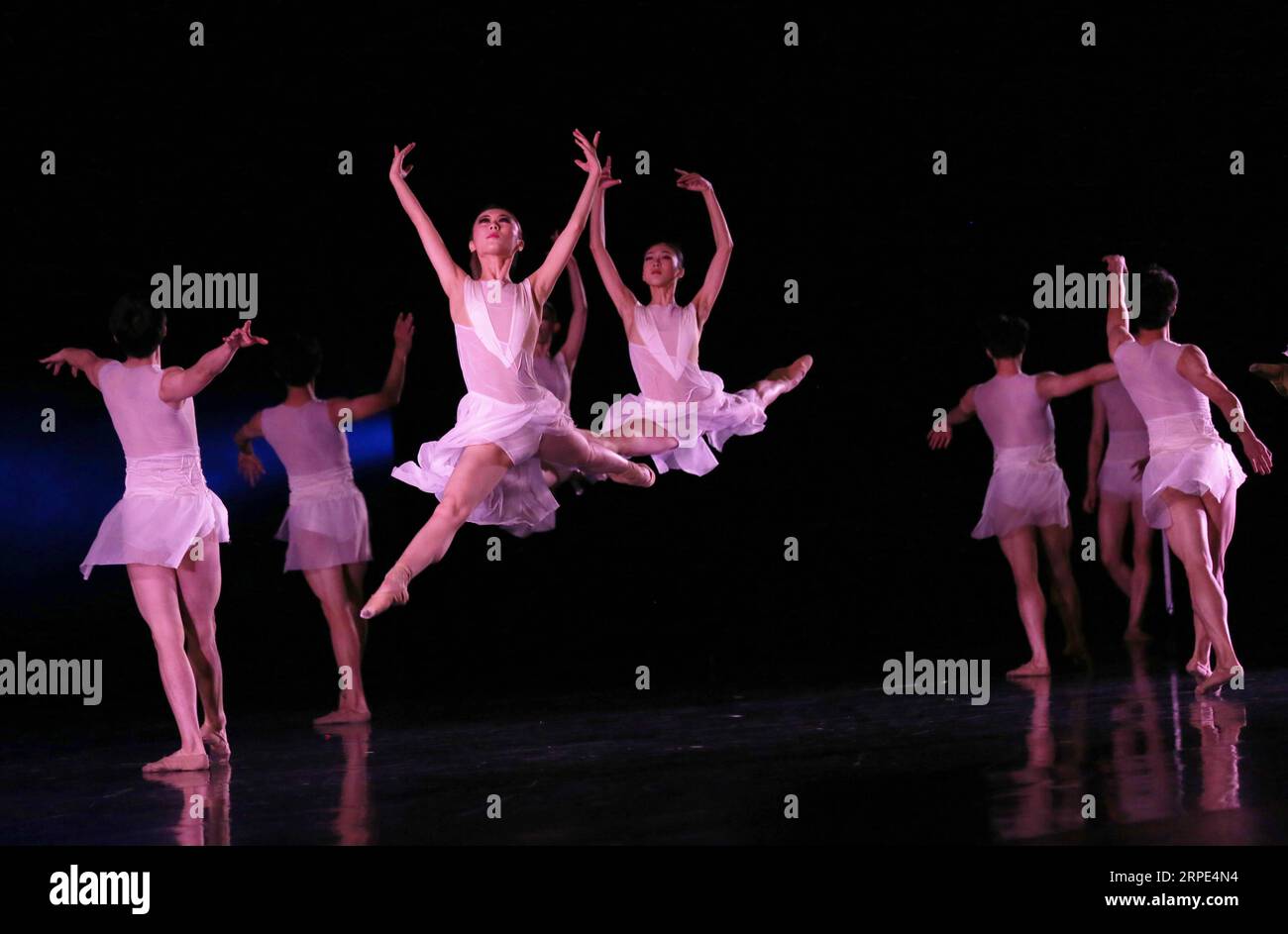 (190818) -- NEW YORK, 18. August 2019 -- Künstler treten während des Balletts Carmina Burana am 17. August 2019 im Lincoln Center in New York auf. Guangzhou Ballet, eine bekannte chinesische Truppe, gab am Samstagabend ihr Debüt in New York City im David H. Koch Theater im Lincoln Center und brachte über 1.800 Zuschauern das chinesische Ballett der Spitzenklasse. Mit einer Kombination aus westlichen und orientalischen Ballettstilen präsentierte Guangzhou Ballet zwei Produktionen in einer Show. ) U.S.-NEW YORK-CHINA-BALLETT Qinxlang PUBLICATIONxNOTxINxCHN Stockfoto