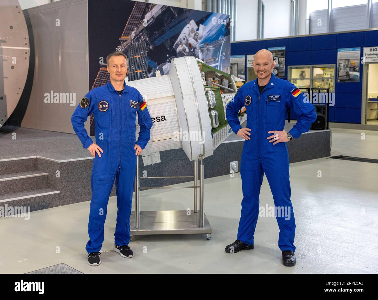Köln, Deutschland. September 2023. Die ESA-Astronauten Matthias Maurer (l-r) und Alexander Gerst stehen vor einem Modell des Orion-Moduls im Astronautenzentrum der Europäischen Weltraumorganisation in Köln. Quelle: Thomas Banneyer/dpa/Alamy Live News Stockfoto