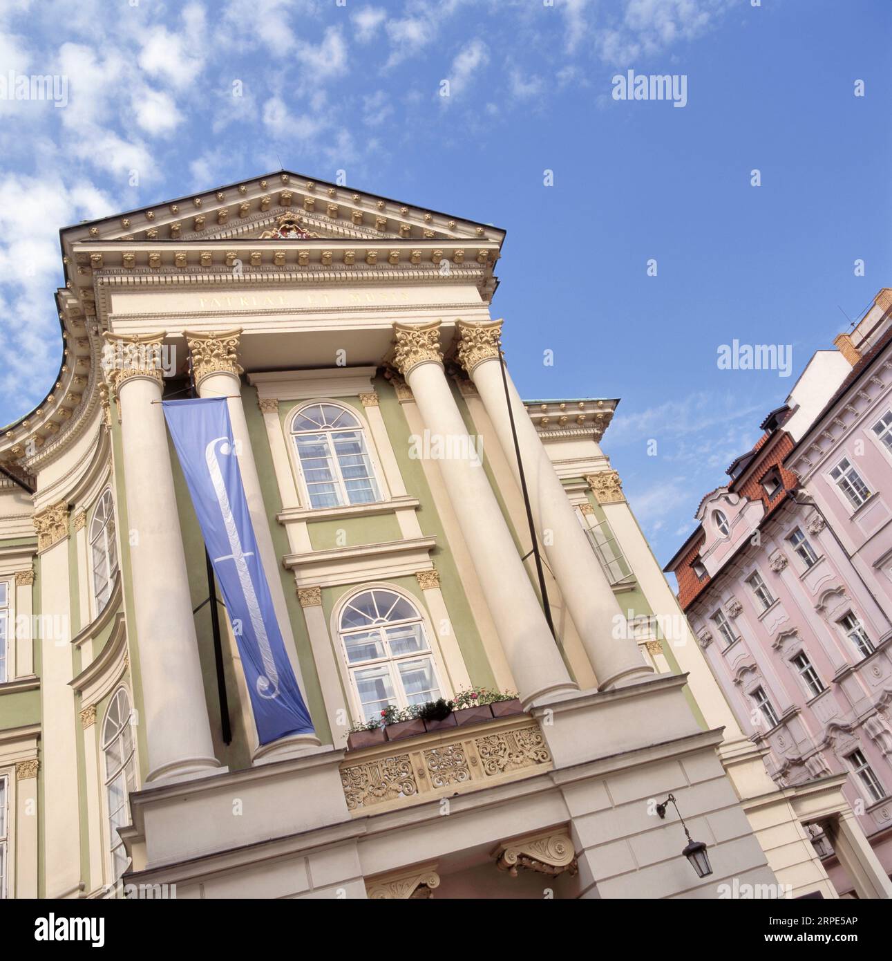 Das Estates Theatre (tschechisch Stavovské divadlo) ist ein historisches Theater in Prag. Das Estates Theatre wurde dem National the annektiert Stockfoto