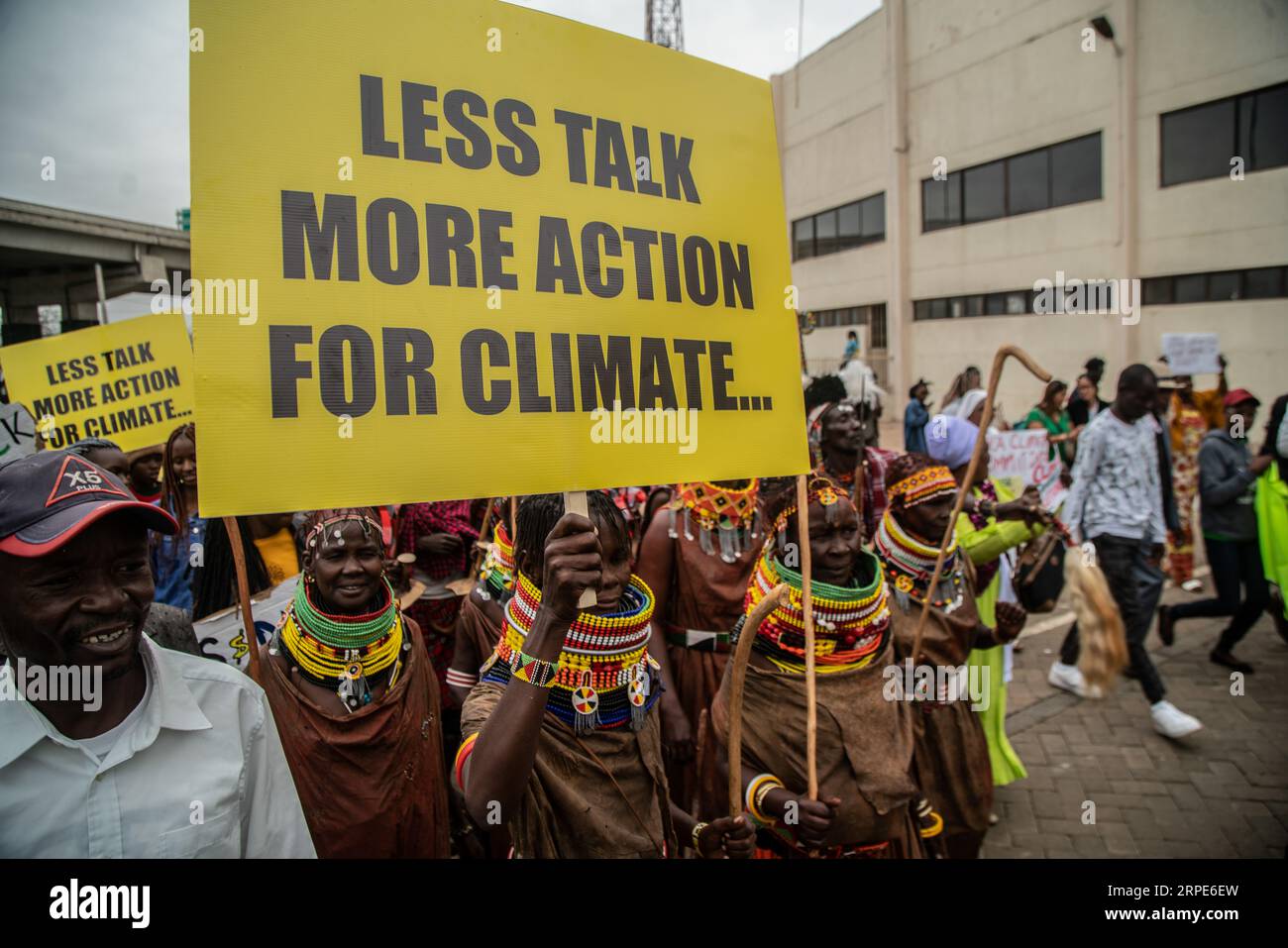 Nairobi, Kenia. September 2023. Mitglieder der Turkana-Gemeinschaft, die von Klimaaktivisten unterstützt werden, begeben sich auf die Straßen von Nairobi, um ehrgeizige Fortschritte bei erneuerbaren Energien zu erzielen, und fordern die Delegierten auf, sich aktiv an Diskussionen zu beteiligen, um den Ausstieg aus fossilen Brennstoffen während des Afrika-Klimagipfels im Kenyatta International Convention Centre (KICC) in Nairobi zu beschleunigen. Der Klimagipfel in Afrika zielt darauf ab, eine Agenda für grünes Wachstum voranzutreiben und Lösungen für die Klimafinanzierung nicht nur für Afrika, sondern auch für die globale Gemeinschaft zu erkunden. Quelle: SOPA Images Limited/Alamy Live News Stockfoto