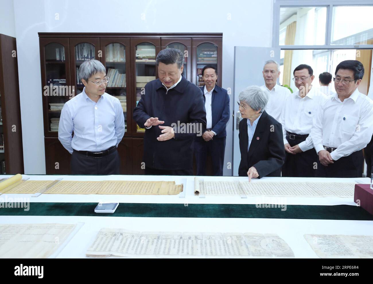(190819) -- DUNHUANG, 19. August 2019 -- der chinesische Präsident Xi Jinping, ebenfalls Generalsekretär des Zentralkomitees der Kommunistischen Partei Chinas (KPCh) und Vorsitzender der Zentralen Militärkommission, besuchte Ausstellungen von Reliquien und Forschungsergebnissen und nahm an einem Symposium mit Experten Teil. Gelehrte und Vertreter von kulturellen Einheiten der Dunhuang Academy in Dunhuang während seiner Inspektionsreise durch die nordwestchinesische Provinz Gansu, 19. August 2019. ) CHINA-DUNHUANG-XI JINPING-SYMPOSIUM (CN) JUXPENG PUBLICATIONXNOTXINXCHN Stockfoto