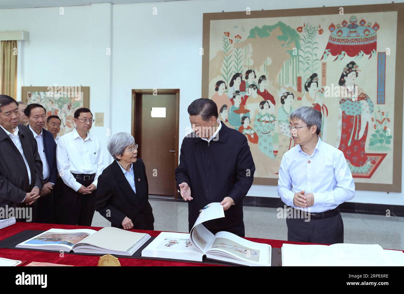 (190819) -- DUNHUANG, 19. August 2019 -- der chinesische Präsident Xi Jinping, ebenfalls Generalsekretär des Zentralkomitees der Kommunistischen Partei Chinas (KPCh) und Vorsitzender der Zentralen Militärkommission, besuchte Ausstellungen von Reliquien und Forschungsergebnissen und nahm an einem Symposium mit Experten Teil. Gelehrte und Vertreter von kulturellen Einheiten der Dunhuang Academy in Dunhuang während seiner Inspektionsreise durch die nordwestchinesische Provinz Gansu, 19. August 2019. ) CHINA-DUNHUANG-XI JINPING-SYMPOSIUM (CN) JUXPENG PUBLICATIONXNOTXINXCHN Stockfoto