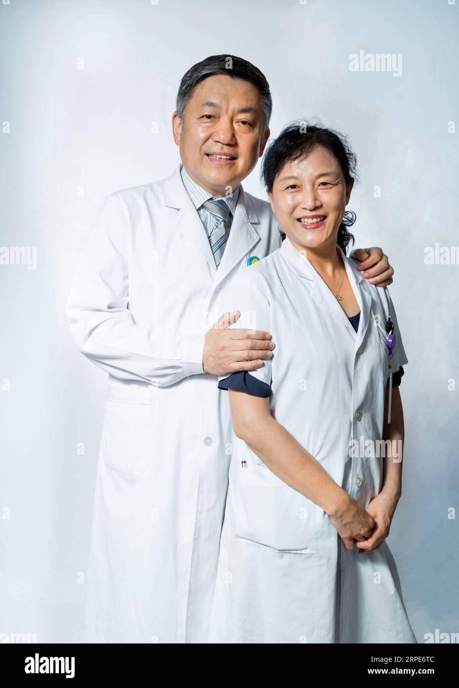 (190819) -- PEKING, 19. August 2019 -- Liu Dawei (L), Direktor der Abteilung für Intensivmedizin, und seine Frau Wang Wenfang, Mitarbeiter des Telemedizin-Zentrums, posieren für ein Foto an ihrem Arbeitsplatz des Peking Union Medical College Hospital in Peking, Hauptstadt von China, 13. August 2019. China hat etwa 3,6 Millionen qualifizierte Ärzte und 4,1 Millionen registrierte Krankenschwestern. Sie haben eine starke Kraft gebildet, um das bedeutendste medizinische Versorgungssystem der Welt zu unterstützen, um die Gesundheit von 1,4 Milliarden Menschen im Land zu schützen. China hat den 19. August als Medical Workers Day im letzten Jahr zu benannt Stockfoto