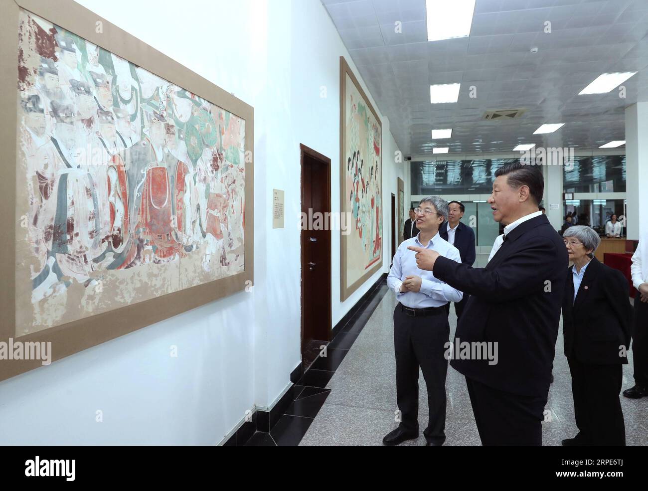 (190819) -- DUNHUANG, 19. August 2019 -- der chinesische Präsident Xi Jinping, ebenfalls Generalsekretär des Zentralkomitees der Kommunistischen Partei Chinas (KPCh) und Vorsitzender der Zentralen Militärkommission, besuchte Ausstellungen von Reliquien und Forschungsergebnissen und nahm an einem Symposium mit Experten Teil. Gelehrte und Vertreter von kulturellen Einheiten der Dunhuang Academy in Dunhuang während seiner Inspektionsreise durch die nordwestchinesische Provinz Gansu, 19. August 2019. ) CHINA-DUNHUANG-XI JINPING-SYMPOSIUM (CN) JUXPENG PUBLICATIONXNOTXINXCHN Stockfoto