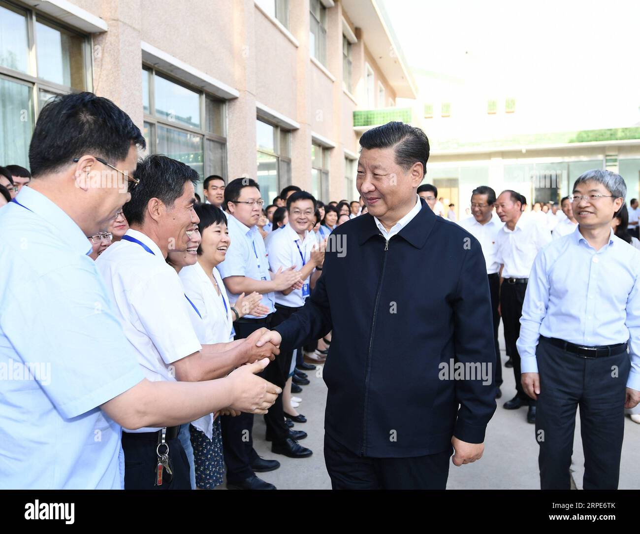 (190819) -- DUNHUANG, 19. August 2019 -- der chinesische Präsident Xi Jinping, ebenfalls Generalsekretär des Zentralkomitees der Kommunistischen Partei Chinas (KPCh) und Vorsitzender der Zentralen Militärkommission, besuchte Ausstellungen von Reliquien und Forschungsergebnissen und nahm an einem Symposium mit Experten Teil. Gelehrte und Vertreter von kulturellen Einheiten der Dunhuang Academy in Dunhuang während seiner Inspektionsreise durch die nordwestchinesische Provinz Gansu, 19. August 2019. ) CHINA-DUNHUANG-XI JINPING-SYMPOSIUM (CN) XIEXHUANCHI PUBLICATIONXNOTXINXCHN Stockfoto