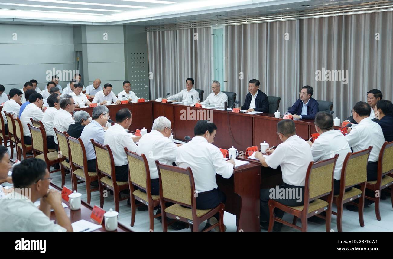 (190819) -- DUNHUANG, 19. August 2019 -- der chinesische Präsident Xi Jinping, ebenfalls Generalsekretär des Zentralkomitees der Kommunistischen Partei Chinas (KPCh) und Vorsitzender der Zentralen Militärkommission, besuchte Ausstellungen von Reliquien und Forschungsergebnissen und nahm an einem Symposium mit Experten Teil. Gelehrte und Vertreter von kulturellen Einheiten der Dunhuang Academy in Dunhuang während seiner Inspektionsreise durch die nordwestchinesische Provinz Gansu, 19. August 2019. ) CHINA-DUNHUANG-XI JINPING-SYMPOSIUM (CN) XIEXHUANCHI PUBLICATIONXNOTXINXCHN Stockfoto