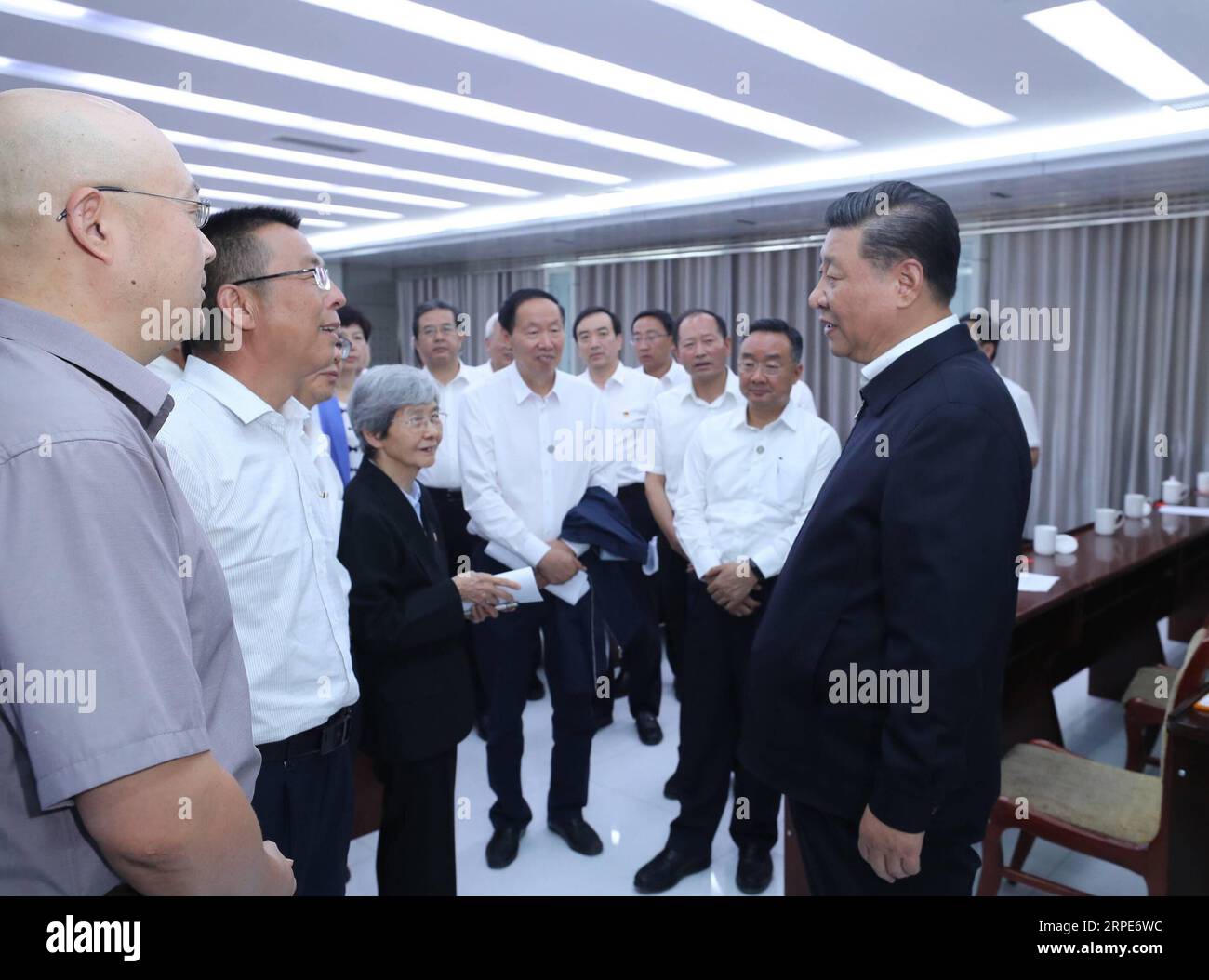 (190819) -- DUNHUANG, 19. August 2019 -- der chinesische Präsident Xi Jinping, ebenfalls Generalsekretär des Zentralkomitees der Kommunistischen Partei Chinas (KPCh) und Vorsitzender der Zentralen Militärkommission, besuchte Ausstellungen von Reliquien und Forschungsergebnissen und nahm an einem Symposium mit Experten Teil. Gelehrte und Vertreter von kulturellen Einheiten der Dunhuang Academy in Dunhuang während seiner Inspektionsreise durch die nordwestchinesische Provinz Gansu, 19. August 2019. ) CHINA-DUNHUANG-XI JINPING-SYMPOSIUM (CN) JUXPENG PUBLICATIONXNOTXINXCHN Stockfoto