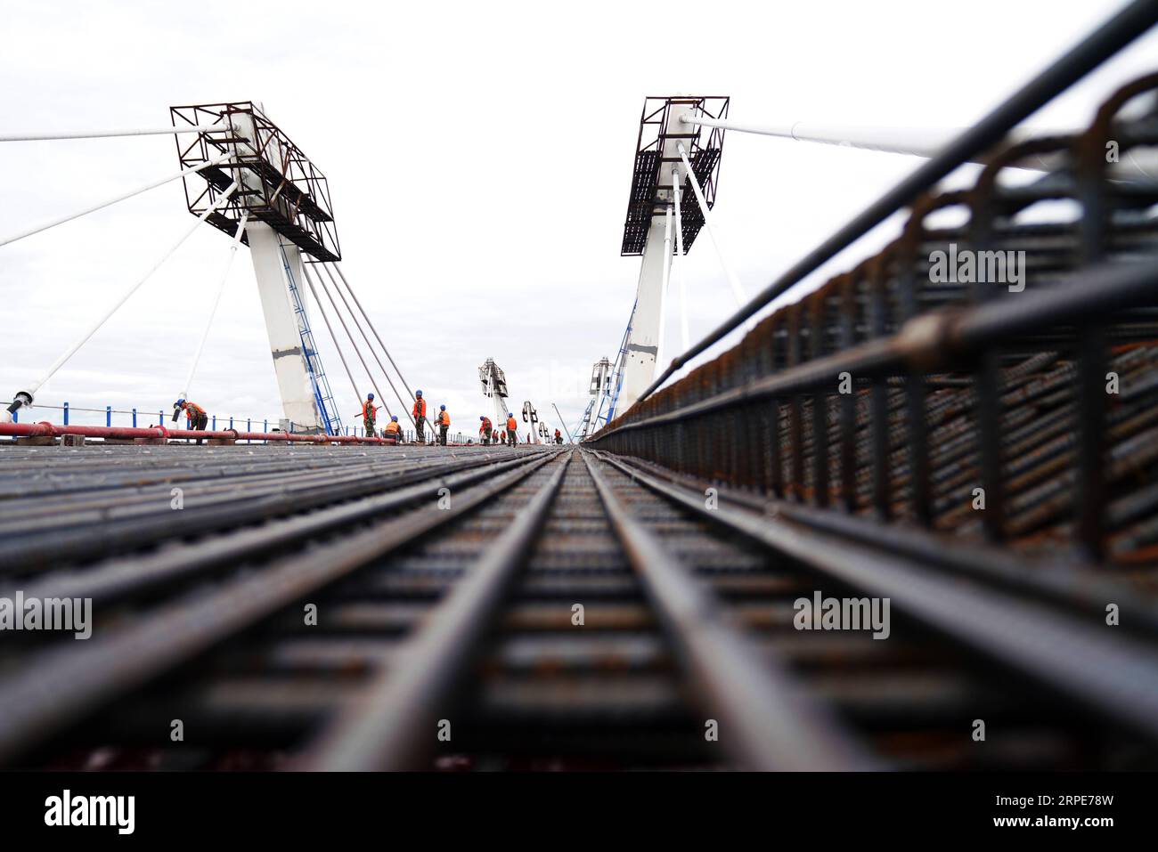 (190820) -- HEIHE, 20. August 2019 -- Arbeiter arbeiten auf der Baustelle der ersten Autobahnbrücke, die China und Russland über den Heilongjiang-Fluss verbindet, 19. August 2019. Die 1.284 Meter lange und 14,5 Meter breite Brücke über den Heilongjiang-Fluss, in Russland als Amur-Fluss bekannt, erstreckt sich von Heihe, einer Grenzstadt in der nordöstlichen chinesischen Provinz Heilongjiang, bis zur russischen Stadt Blagoveshchensk. Sie ist ein wichtiger Teil eines 19,9 km langen Autobahnprojekts, das die Schnellstraße Jilin-Heilongjiang in China und eine Autobahn in Blagoveshchensk verbindet. ) CHINA-HEILONGJIANG-CHINA-RUSSLAND-AUTOBAHN Stockfoto