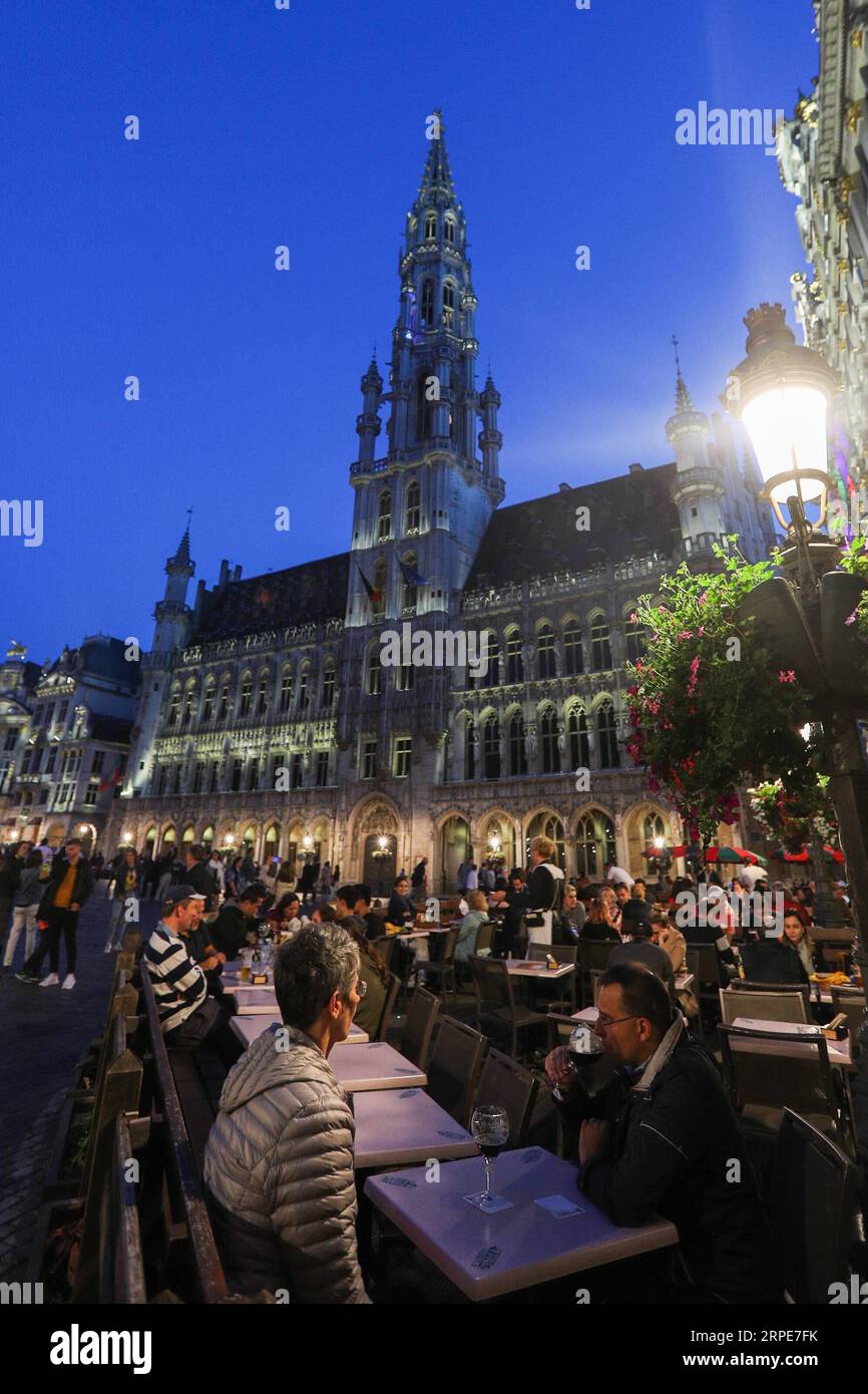 (190820) -- BRÜSSEL, 20. Aug. 2019 -- Gäste genießen Abendessen in einem Restaurant am Grand Place im Zentrum von Brüssel, Belgien, 19. Aug. 2019. ) BELGIEN-BRÜSSEL-NACHT-DAILYLIFE ZhengxHuansong PUBLICATIONxNOTxINxCHN Stockfoto