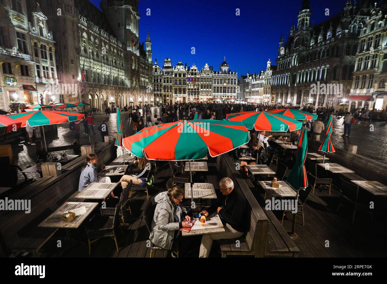 (190820) -- BRÜSSEL, 20. August 2019 -- Menschen sitzen in einem Restaurant am Grand Place im Zentrum von Brüssel, Belgien, 19. August 2019. ) BELGIEN-BRÜSSEL-NACHT-DAILYLIFE ZhengxHuansong PUBLICATIONxNOTxINxCHN Stockfoto