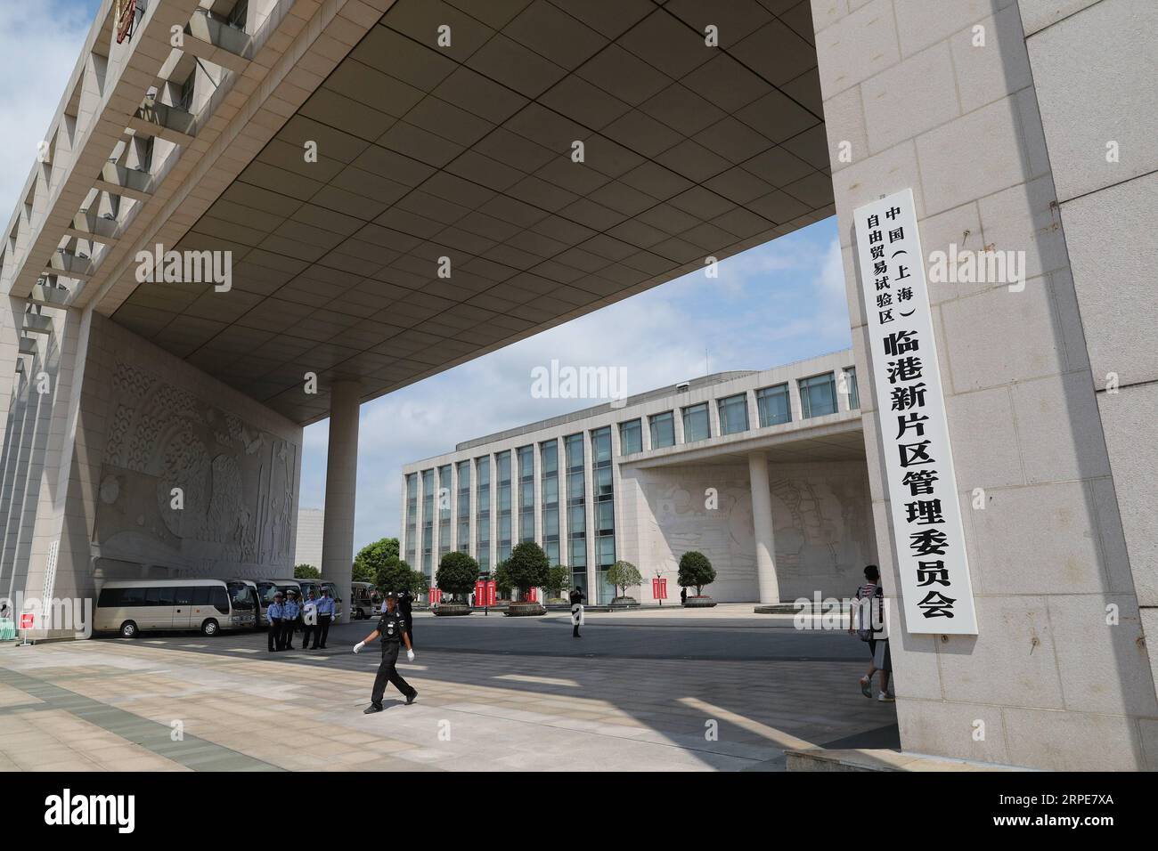(190820) -- SHANGHAI, 20. August 2019 -- Foto aufgenommen am 20. August 2019 zeigt eine Außenansicht des Verwaltungsausschusses der Region Lingang im ostchinesischen Shanghai. Die neue Lingang Area der China (Shanghai) Pilot Free Trade Zone wurde am Dienstag offiziell eröffnet. Der neue Abschnitt wird dem Standard der wettbewerbsfähigsten Freihandelszonen weltweit entsprechen und Überseeinvestitionen und Kapitalflüsse erleichtern und den freien Warenfluss gemäß dem Entwicklungsplan des Gebiets realisieren. ) CHINA-SHANGHAI-FTZ-NEW AREA-OPENING (CN) FANGXZHE PUBLICATIONXNOTXINXCHN Stockfoto