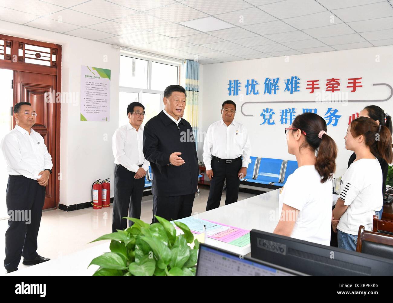 (190821) -- WUWEI, 21. August 2019 -- der chinesische Präsident Xi Jinping, ebenfalls Generalsekretär des Zentralkomitees der Kommunistischen Partei Chinas und Vorsitzender der Zentralen Militärkommission, besucht eine neue Gemeinde, in der sich aus ökologischen Gründen umgesiedelte Landbewohner aufhalten. und fragt Dorfbewohner nach ihrem Lebensunterhalt und Fortschritten bei der Armutsbekämpfung im Fumin New Village im Gulang County, Wuwei City, nordwestchinesische Provinz Gansu, 21. August 2019. ) CHINA-GANSU-WUWEI-XI JINPING-INSPECTION (CN) XIEXHUANCHI PUBLICATIONXNOTXINXCHN Stockfoto