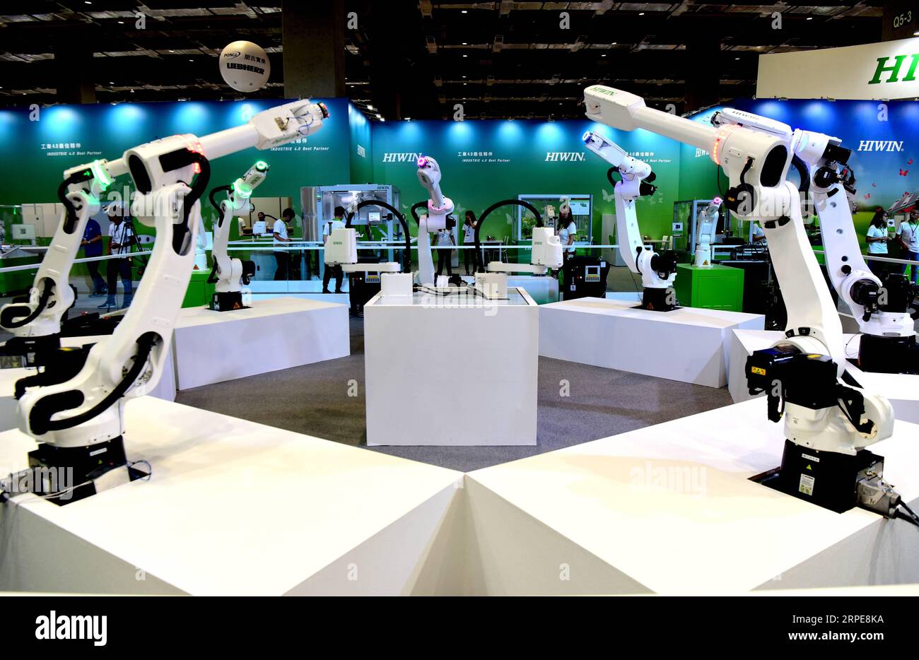 (190821) -- TAIPEI, 21. August 2019 -- Menschen besuchen die Automations-Intelligenz- und Robotershow im Taipei Nangang Exhibition Center in Taipei, Taiwan im Südosten Chinas, 21. August 2019. Die viertägige Show begann hier am Mittwoch. CHINA-TAIPEI-AUTOMATION INTELLIGENZ UND ROBOTERSHOW (CN) ZHUXXIANG PUBLICATIONXNOTXINXCHN Stockfoto