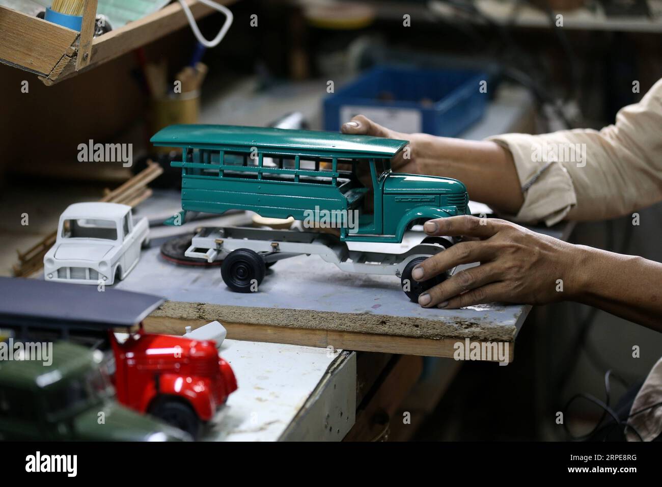 (190821) YANGON, 21. August 2019 der Handwerker Zay Yar stellt in