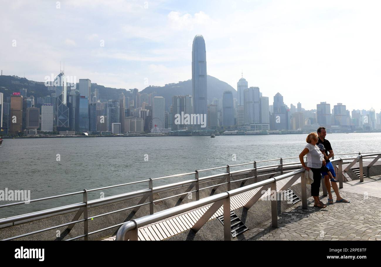 (190821) -- HONG KONG, 21. August 2019 -- Touristen besuchen das Tsim Sha Tsui von Hong Kong, Südchina, 20. August 2019. Während die anhaltende Gewalt Hongkong weiter erschüttert, hat sich die Tourismusbranche aufgrund der Unruhen in einen kühlen Winter verwandelt. Im Juni-Juli-Zeitraum sank das durchschnittliche Einkommen der Tourismusmitarbeiter um 74 Prozent, während die Zahl der Touren in Hongkong nach einer Umfrage der Hong Kong Tour Guides General Union um durchschnittlich 74 Prozent zurückging. ) CHINA-HONG KONG-TOURISM-IMPACT (CN) LUXHANXIN PUBLICATIONXNOTXINXCHN Stockfoto