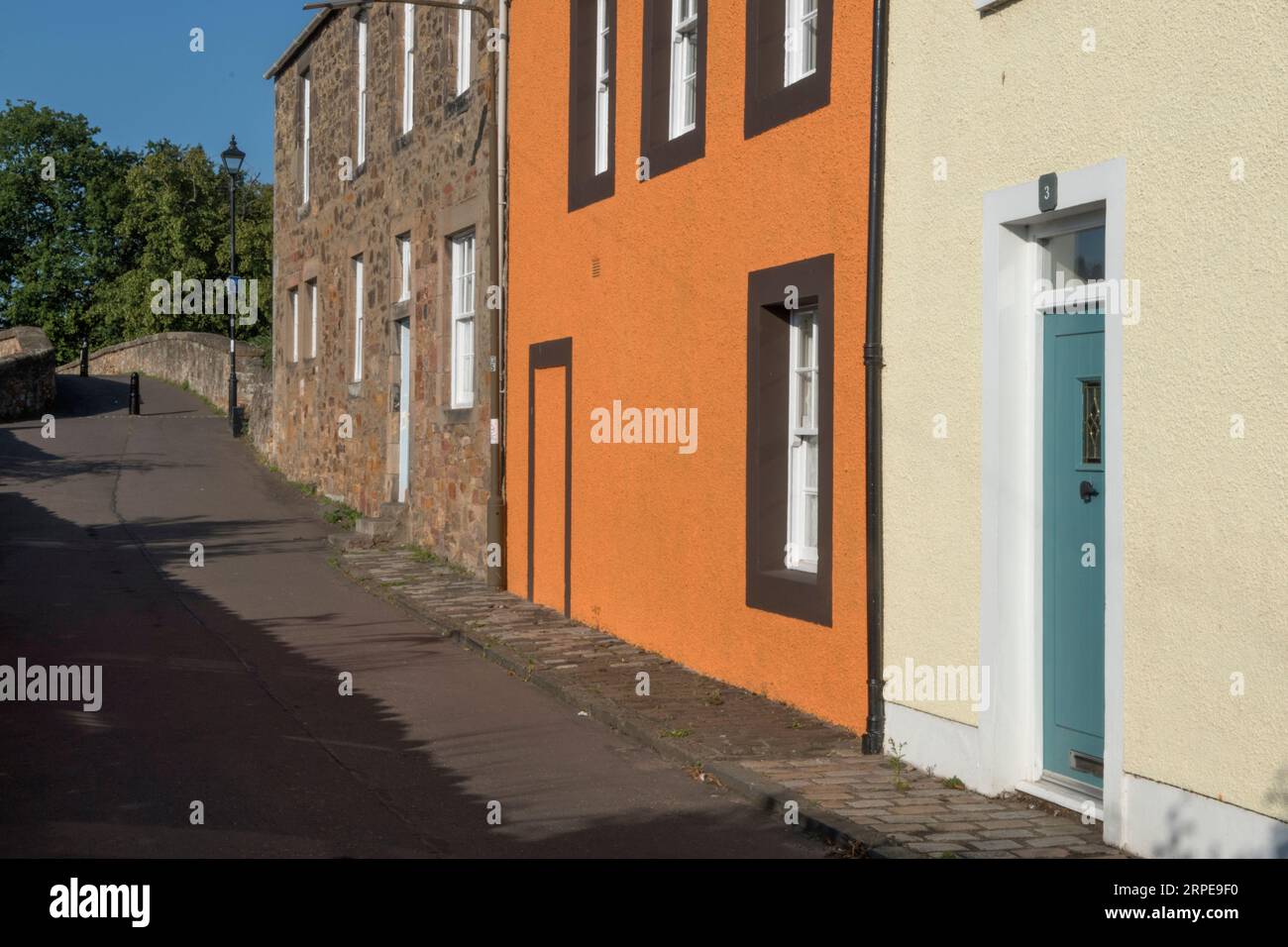 Haus ohne Haustür. Blockiert in der Eingangstür, die auf die Straße führt. Bridge Street, Haddington, East Lothian, Schottland. 2023 2020ER JAHRE UK HOMER SYKES Stockfoto