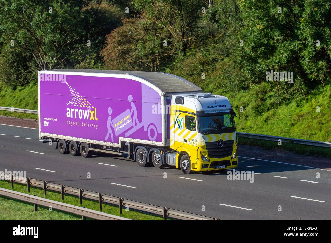 ArrowXL, Arrow XL und Kinaxia Logistics. Mark Thompson Shipping Freight, Mercedes-Benz Heavy Transportlage, zweiköpfiger Heimlieferer ArrowXL de Trucks auf der M6 in Greater Manchester, Großbritannien Stockfoto