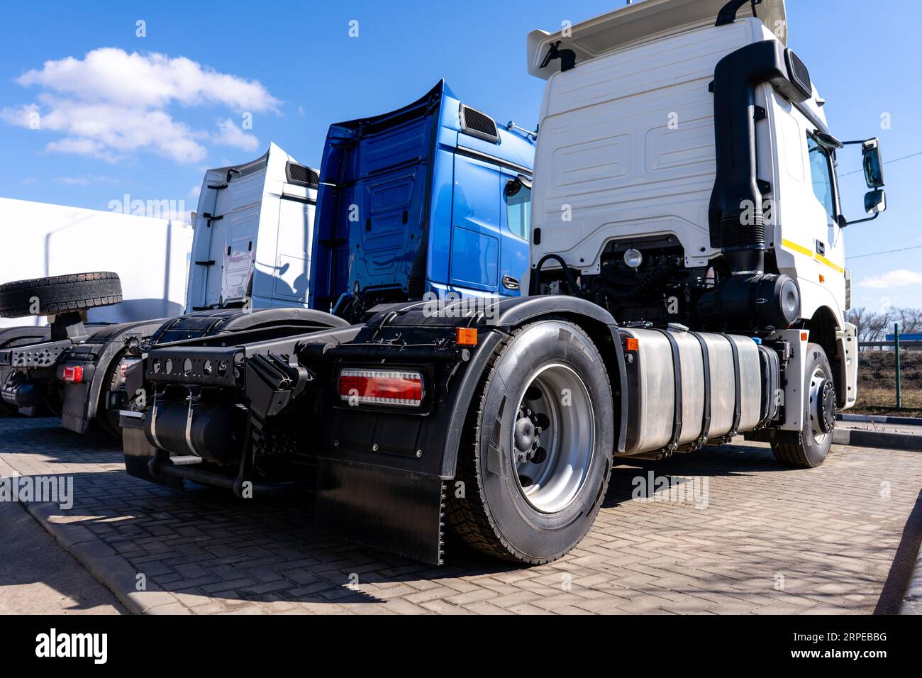 Lkw-Flotte im Logistikzentrum. Stockfoto