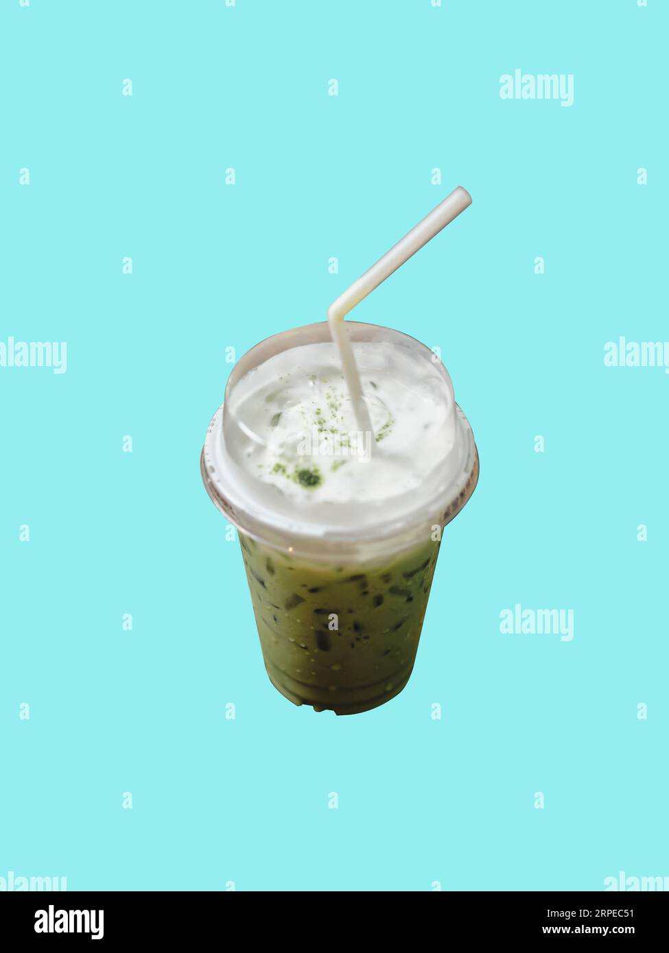 Grüntee-Milch isoliert auf blauem Hintergrund. LEERZEICHEN für Text Stockfoto
