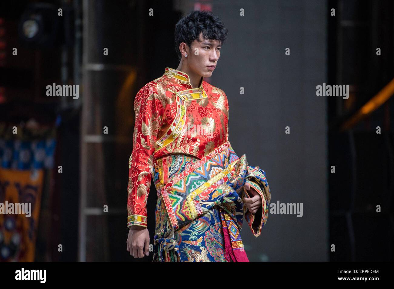 (190825) -- LHASA, 25. August 2019 -- Ein tibetischer Kandidat wird in einem Vorsprechen des chinesischen tibetischen Modellwettbewerbs für Tibet in Lhasa, der autonomen Region Tibet im Südwesten Chinas, am 25. August 2019 gesehen. Am Sonntag fand in Tibet ein Vorsingen des dritten chinesischen tibetischen Modellwettbewerbs statt, bei dem Kandidaten eine Kombination aus tibetischen Trachten und moderner Mode inszenierten. Die ausgewählten Teilnehmer nehmen am Finale des Wettbewerbs am 22. Oktober in der südwestlichen chinesischen Stadt Chengdu Teil. (Foto: /Xinhua) CHINA-TIBET-TIBETAN MODEL COMPETITION-AUDITION (CN) SunxFei PUBLICATIONxN Stockfoto