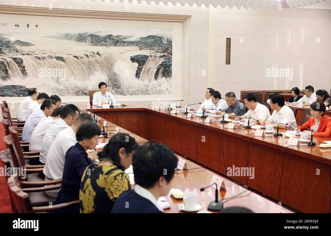 (190825) -- PEKING, 25. August 2019 -- Li Zhanshu, Mitglied des Ständigen Ausschusses des Politbüros des Zentralkomitees der Kommunistischen Partei Chinas und Vorsitzender des Ständigen Ausschusses des Nationalen Volkskongresses (NPC), treffen mit Abgeordneten des NPC, die an der 12. Sitzung des 13. Ständigen Ausschusses des NPC in Peking, Hauptstadt Chinas, am 25. August 2019 teilnehmen. ) CHINA-BEIJING-LI ZHANSHU-MEETING (CN) LIUXWEIBING PUBLICATIONXNOTXINXCHN Stockfoto