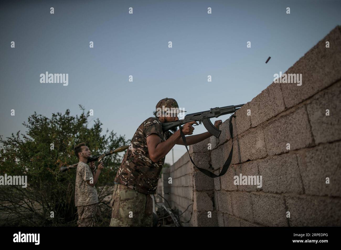 (190825) -- TRIPOLI, 25. August 2019 (Xinhua) -- Ein Kämpfer der von den Vereinten Nationen unterstützten Regierung Libyens (GNA) brennt während der Zusammenstöße mit den Truppen der Libyschen Nationalarmee (LNA) im Osten an der Al-Yarmook-Frontlinie in Tripoli, Libyen, am 25. August 2019. Libyens Armee im Osten sagte am Sonntag, dass 12 Soldaten der rivalisierenden, von den Vereinten Nationen unterstützten Regierung getötet und mehr als 20 weitere bei gewaltsamen Zusammenstößen in der Nähe der Stadt Gharyan, etwa 80 km südlich der Hauptstadt Tripoli, verletzt wurden. Die von den Vereinten Nationen unterstützte Regierung befindet sich seit Anfang April in einem tödlichen bewaffneten Konflikt in und um Tripoli gegen die Stockfoto