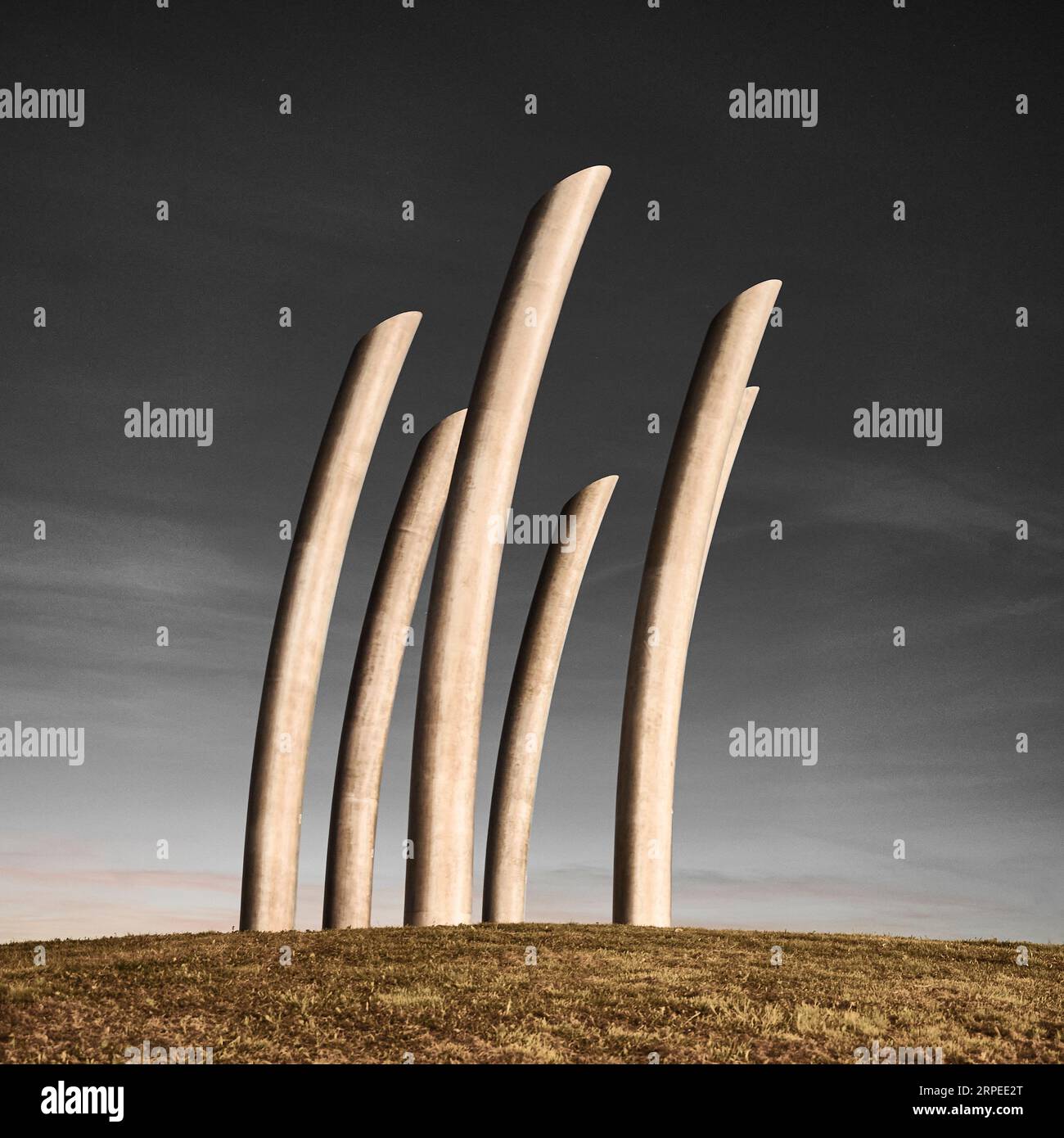 Geschwungene Stahlrohre oben auf einem kleinen Hügel gegen den Himmel Stockfoto Geschwungene Stahlrohre oben auf einem kleinen Hügel gegen den Himmel Stockfoto