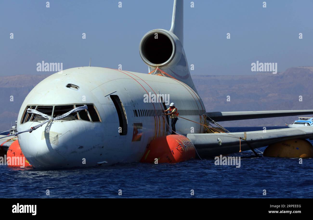 (190826) -- AQABA (JORDANIEN), 26. August 2019 -- Ein Lockheed L-1011 Tristar-Flugzeug wird am 26. August 2019 im Roten Meer in Aqaba, Jordanien, untergetaucht. Die Aqaba Special Economic Zone Authority (ASEZA) in Jordanien versenkte am Montag ein stillgelegtes Verkehrsflugzeug in die Unterwassermuseum-Tauchstätte von Aqaba, um die Meereslebewesen zu stärken. (Foto von /Xinhua) JORDAN-AQABA-RED MEER-UNTERWASSER-MUSEUMSFLUGZEUG, DAS MohammadxAbuxGhosh PUBLICATIONxNOTxINxCHN UNTERTAUCHT Stockfoto