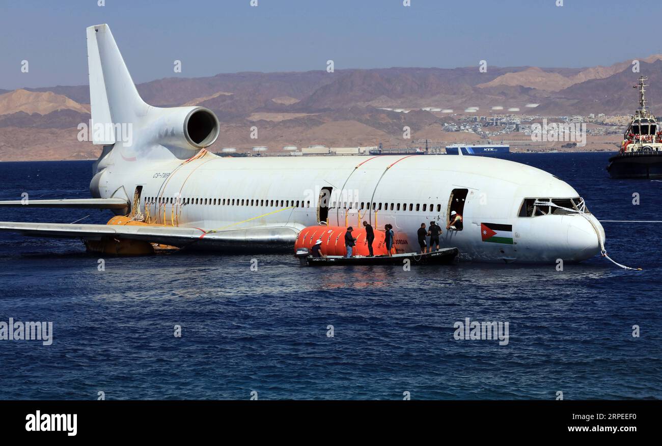 (190826) -- AQABA (JORDANIEN), 26. August 2019 -- Ein Lockheed L-1011 Tristar-Flugzeug wird am 26. August 2019 im Roten Meer in Aqaba, Jordanien, untergetaucht. Die Aqaba Special Economic Zone Authority (ASEZA) in Jordanien versenkte am Montag ein stillgelegtes Verkehrsflugzeug in die Unterwassermuseum-Tauchstätte von Aqaba, um die Meereslebewesen zu stärken. (Foto von /Xinhua) JORDAN-AQABA-RED MEER-UNTERWASSER-MUSEUMSFLUGZEUG, DAS MohammadxAbuxGhosh PUBLICATIONxNOTxINxCHN UNTERTAUCHT Stockfoto