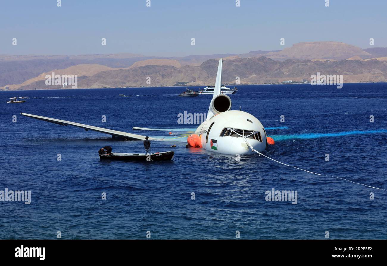 (190826) -- AQABA (JORDANIEN), 26. August 2019 -- Ein Lockheed L-1011 Tristar-Flugzeug wird am 26. August 2019 im Roten Meer in Aqaba, Jordanien, untergetaucht. Die Aqaba Special Economic Zone Authority (ASEZA) in Jordanien versenkte am Montag ein stillgelegtes Verkehrsflugzeug in die Unterwassermuseum-Tauchstätte von Aqaba, um die Meereslebewesen zu stärken. (Foto von /Xinhua) JORDAN-AQABA-RED MEER-UNTERWASSER-MUSEUMSFLUGZEUG, DAS MohammadxAbuxGhosh PUBLICATIONxNOTxINxCHN UNTERTAUCHT Stockfoto