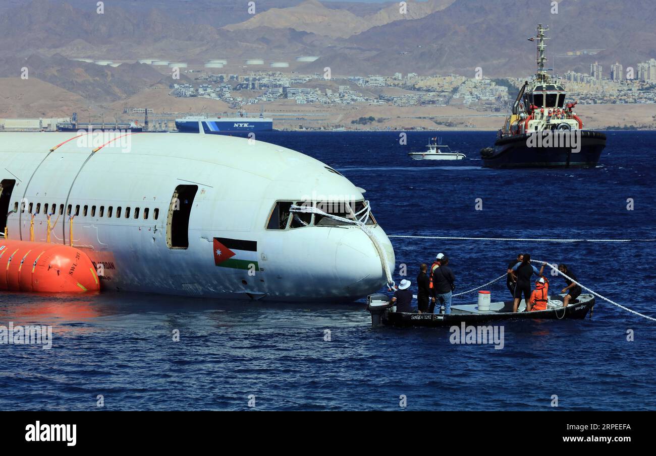 (190826) -- AQABA (JORDANIEN), 26. August 2019 -- Ein Lockheed L-1011 Tristar-Flugzeug wird am 26. August 2019 im Roten Meer in Aqaba, Jordanien, untergetaucht. Die Aqaba Special Economic Zone Authority (ASEZA) in Jordanien versenkte am Montag ein stillgelegtes Verkehrsflugzeug in die Unterwassermuseum-Tauchstätte von Aqaba, um die Meereslebewesen zu stärken. (Foto von /Xinhua) JORDAN-AQABA-RED MEER-UNTERWASSER-MUSEUMSFLUGZEUG, DAS MohammadxAbuxGhosh PUBLICATIONxNOTxINxCHN UNTERTAUCHT Stockfoto