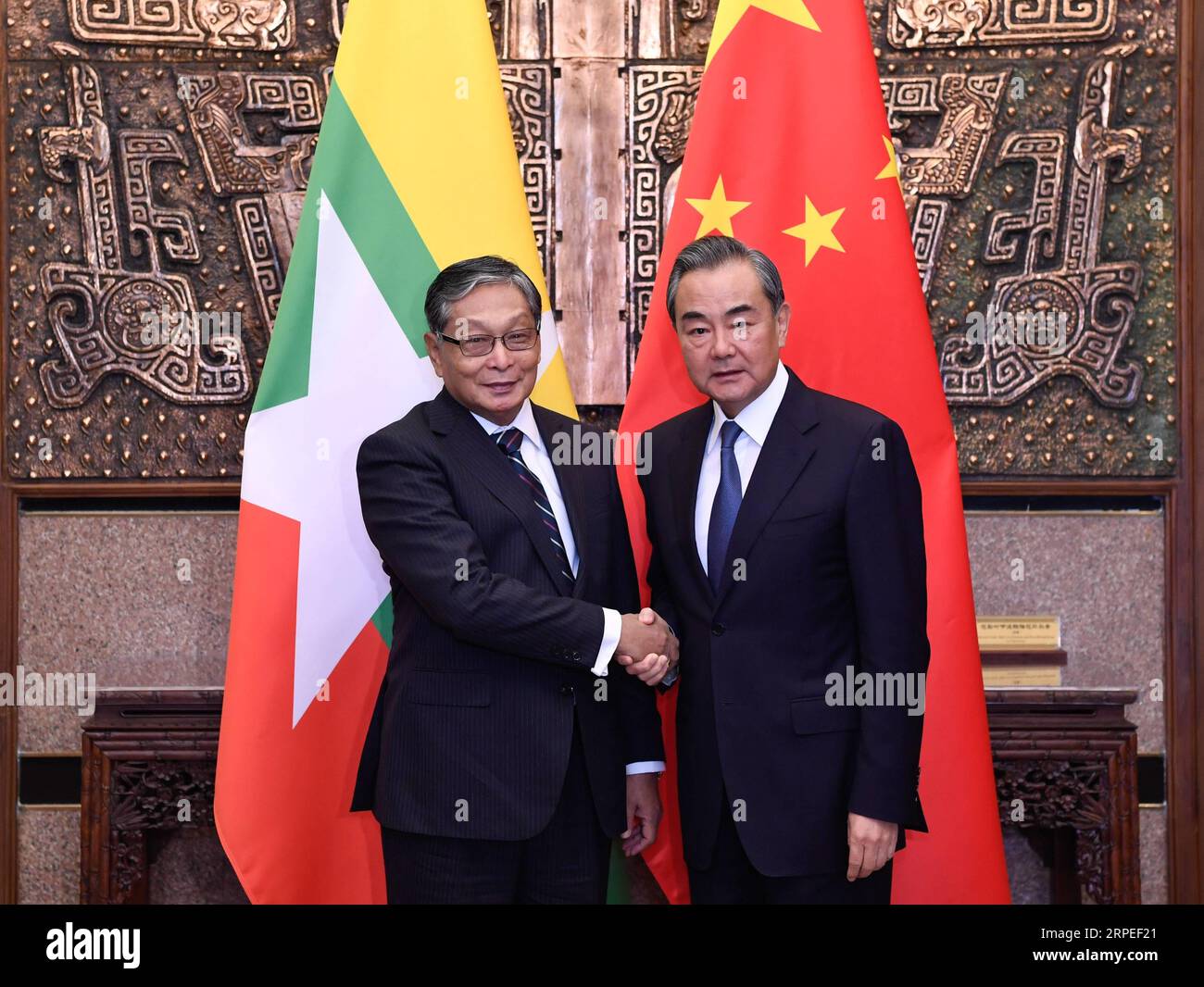 (190827) -- PEKING, 27. August 2019 -- der chinesische Staatsrat und Außenminister Wang Yi (R) führt Gespräche mit U Kyaw Tint Swe, Myanmars Minister für das Büro des Staatsräters, in Peking, der Hauptstadt Chinas, 27. August 2019. ) CHINA-PEKING-WANG YI-MYANMAR-GESPRÄCHE (CN) SHENXHONG PUBLICATIONXNOTXINXCHN Stockfoto