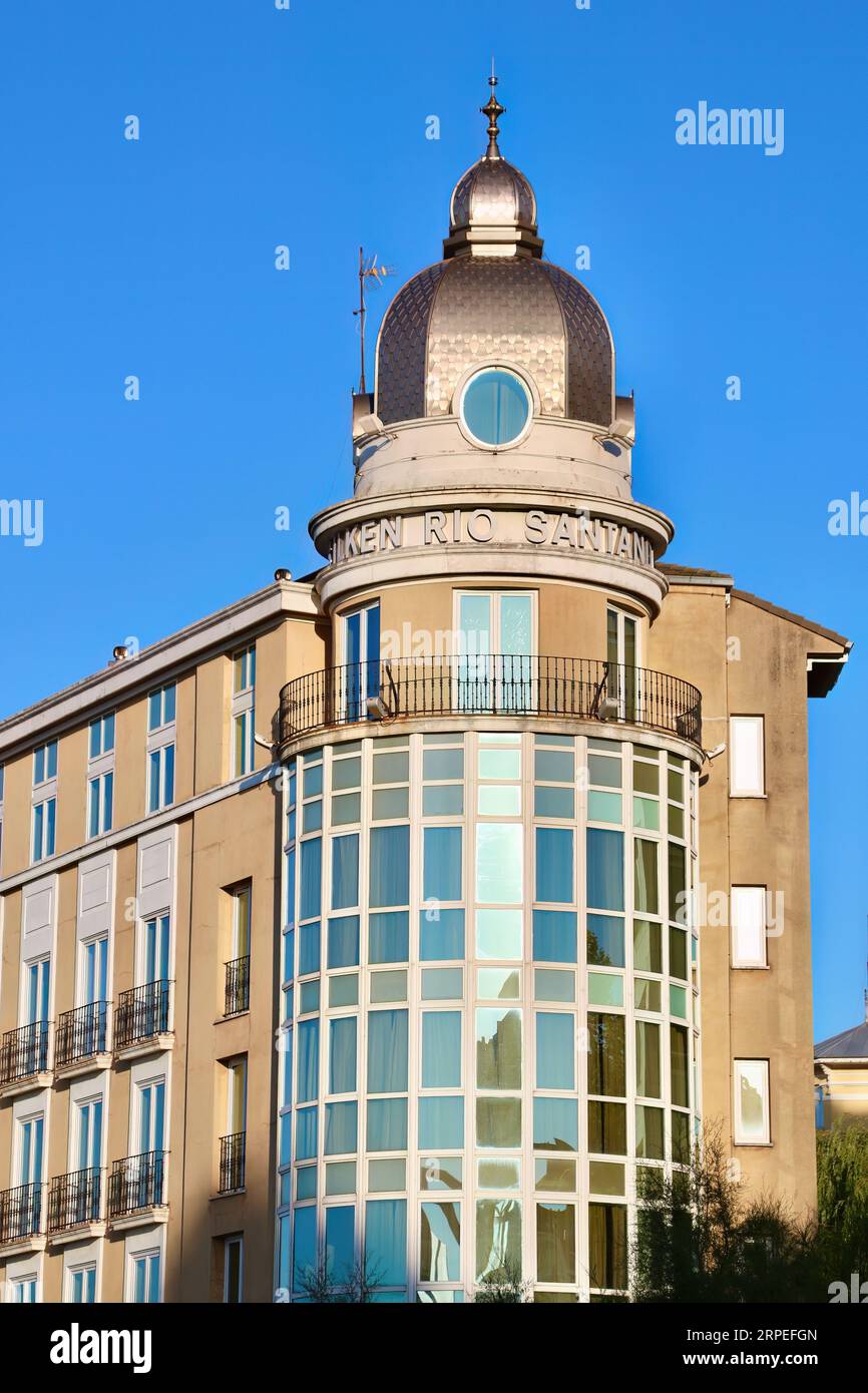 Eckglasfassade und Turm des 4-Sterne-Hotels Silken Rio Sardinero Santander Cantabria Spanien Stockfoto