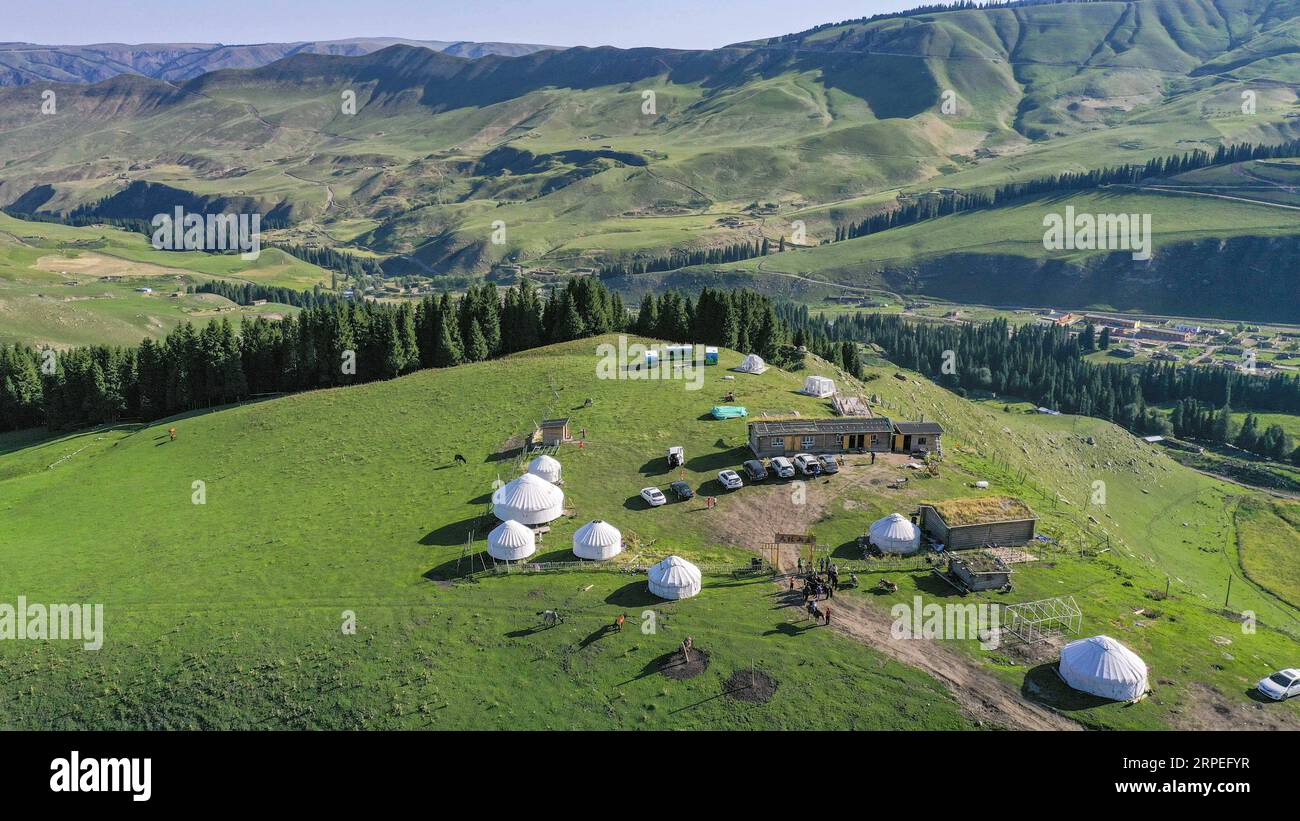 (190828) -- ÜRÜMQI, 28. August 2019 -- Luftaufnahme vom 13. August 2019 zeigt eine Freizeiteinrichtung, die von einer lokalen Nomadenfamilie in der Karadala Township des Tekes County, der nordwestchinesischen Autonomen Region Xinjiang Uygur, betrieben wird. Eine wachsende Zahl von Anwohnern verdient Geld aus dem aktuellen Tourismusboom in Xinjiang. Im ersten Halbjahr 2019 waren mehr als 32.000 Menschen in der Tourismusbranche beschäftigt. ) CHINA-XINJIANG-ECONOMY-TOURISM-EMPLOYMENT (CN) HUXHUHU PUBLICATIONXNOTXINXCHN Stockfoto